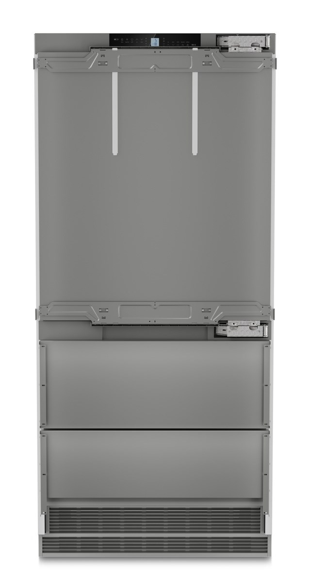 Ein eingebauter, silberner Kühlschrank. Er hat zwei Türen, eine Schublade und eine untere Lüftung.