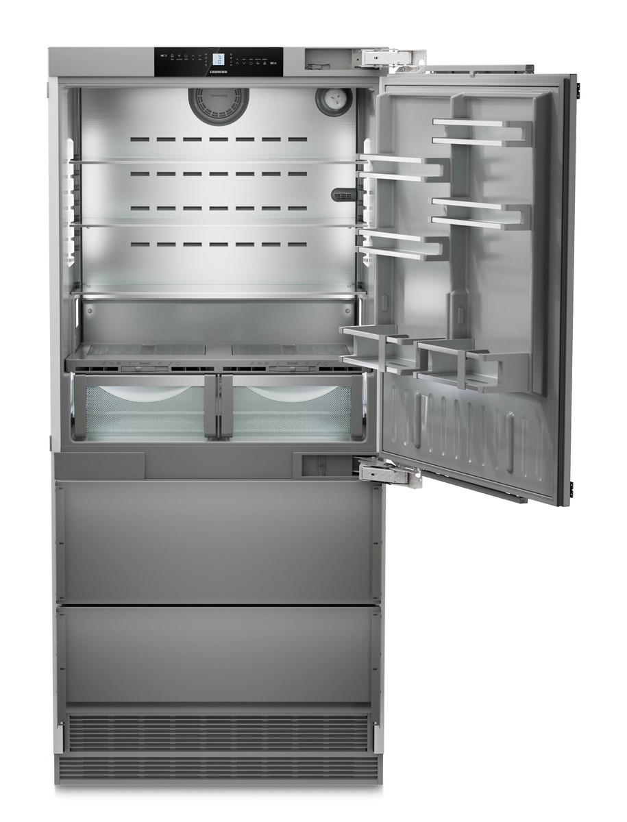 Offener Kühlschrank aus Edelstahl mit Regalen, Schubladen und Bedienfeld.