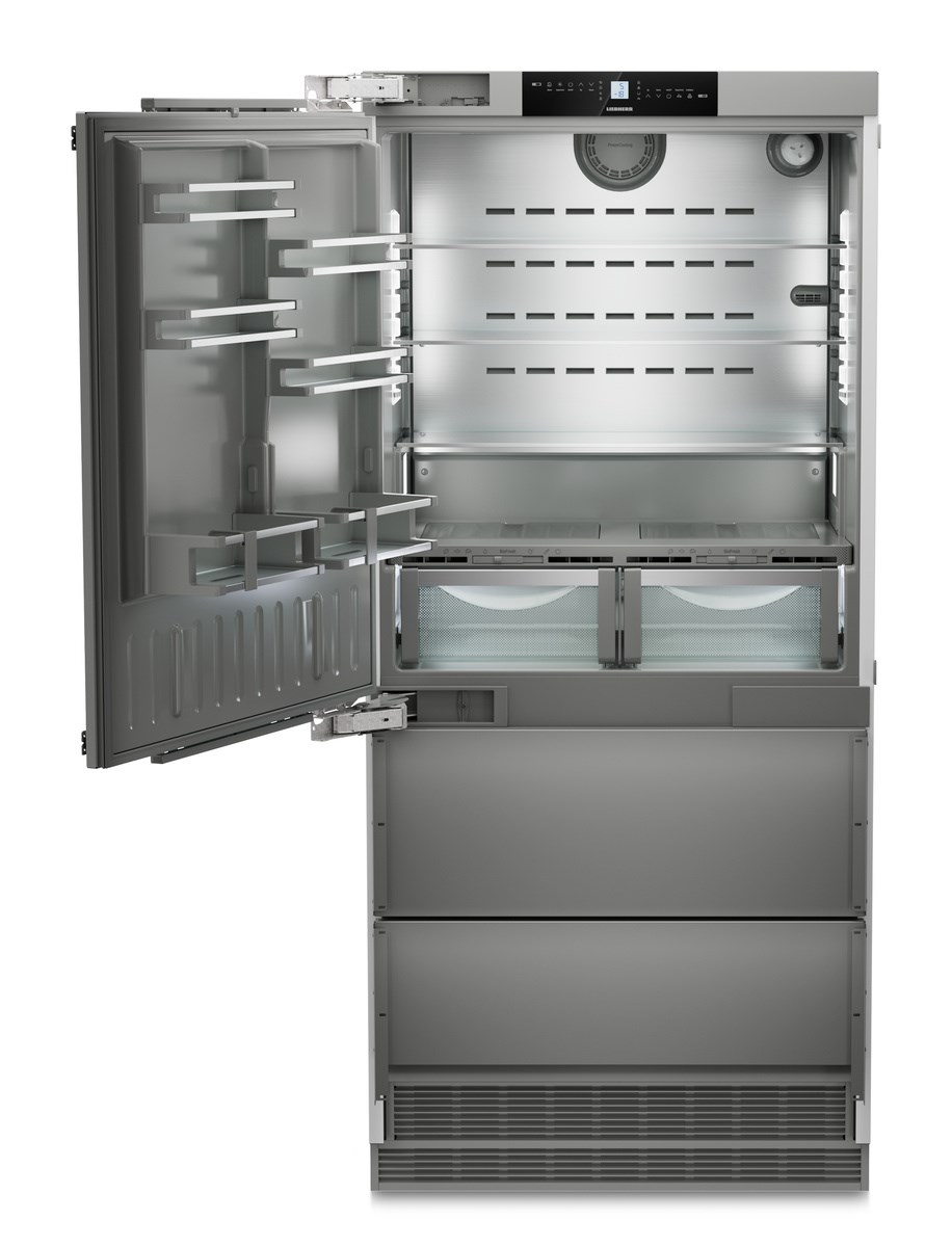 Edelstahlkühlschrank, Tür offen, Regale und Schubladen sichtbar. Weißer Hintergrund.