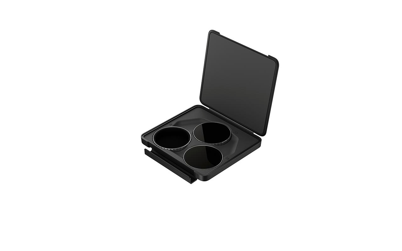 Schwarzes Etui mit drei schwarzen kreisförmigen Filtern. Deckel offen. Weißer Hintergrund.