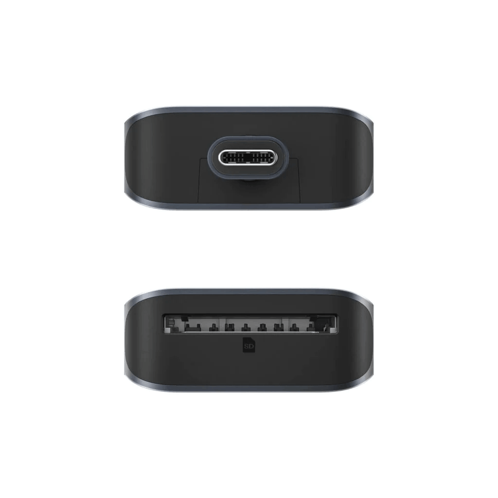Dos vistas de un disco duro externo gris oscuro con puerto USB-C y ranura para tarjetas SD.