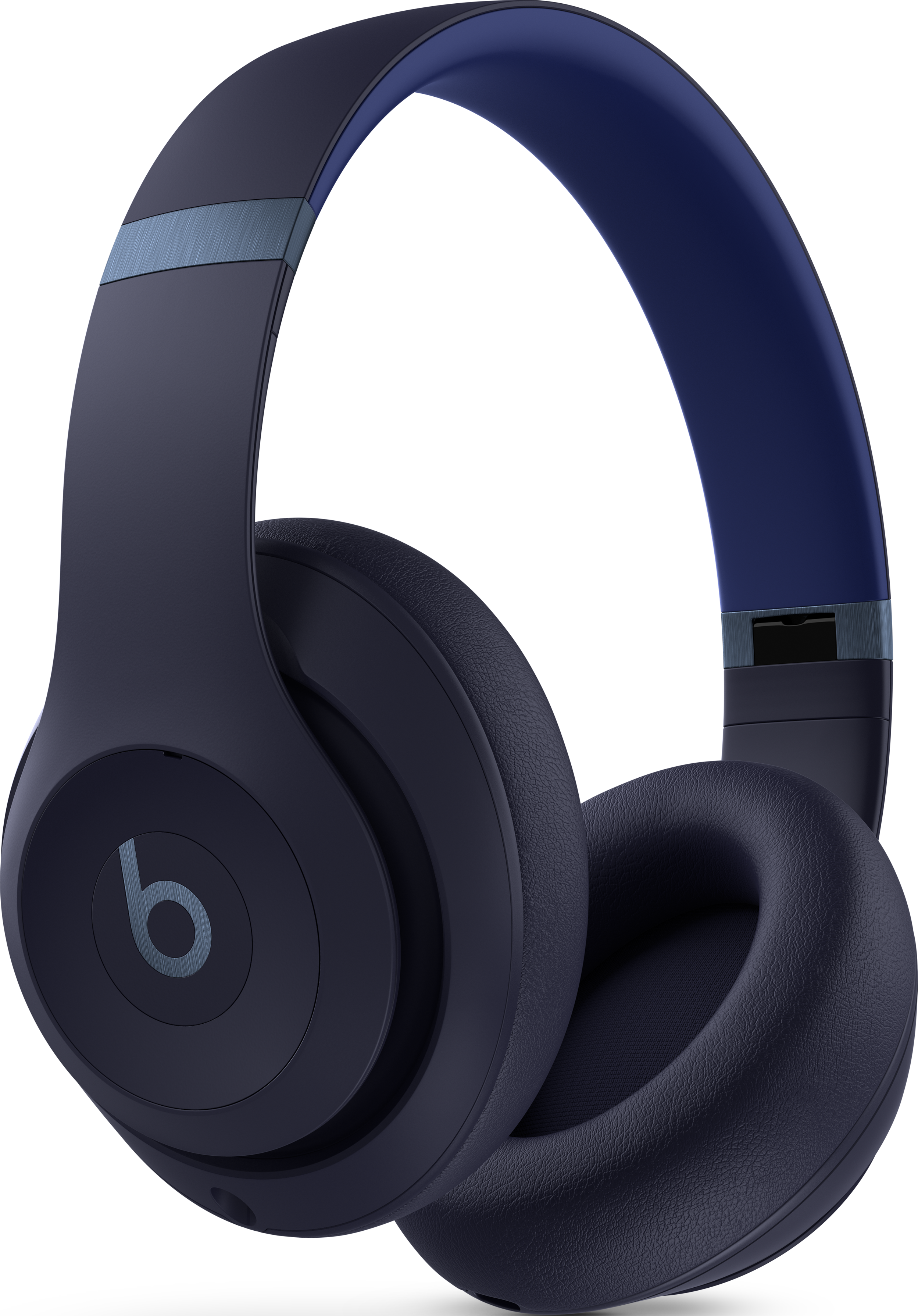 Dunkelblaue Beats-Kopfhörer mit blauem Bügel und 'b'-Logo auf dem Ohrhörer auf schwarzem Hintergrund.
