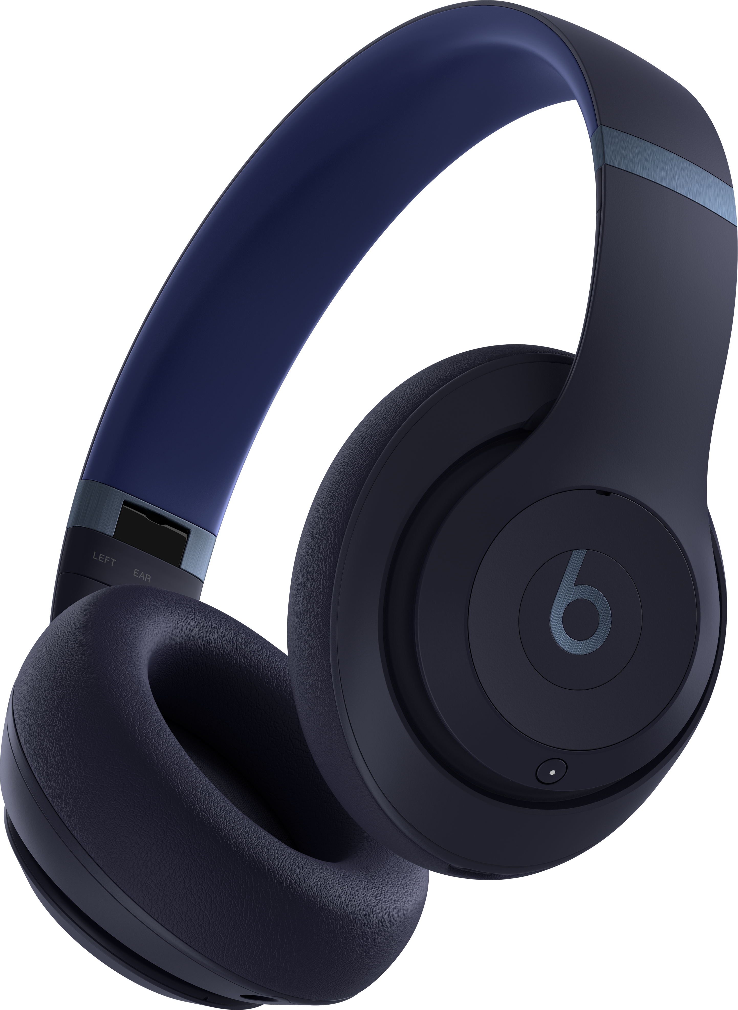 Dunkelblaue Beats Studio-Kopfhörer, schräg, auf schwarzem Hintergrund, mit 'b'-Logo.