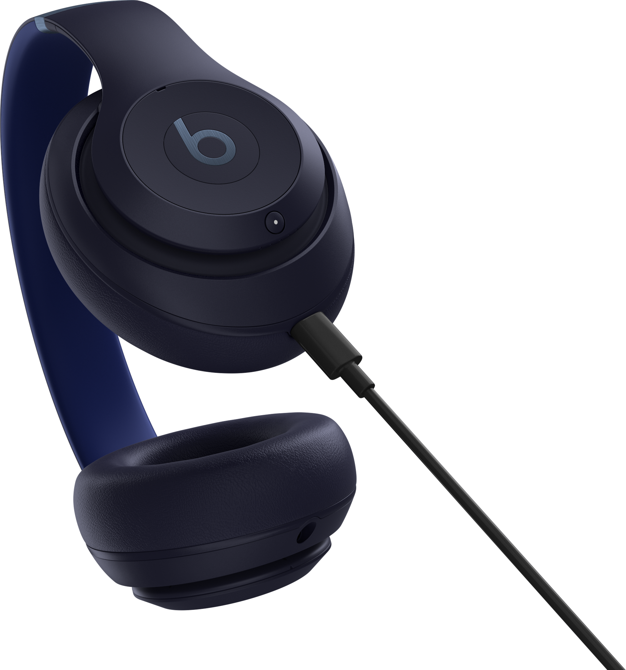 Dunkelblaue Beats-Kopfhörer mit schwarzem Kabel.