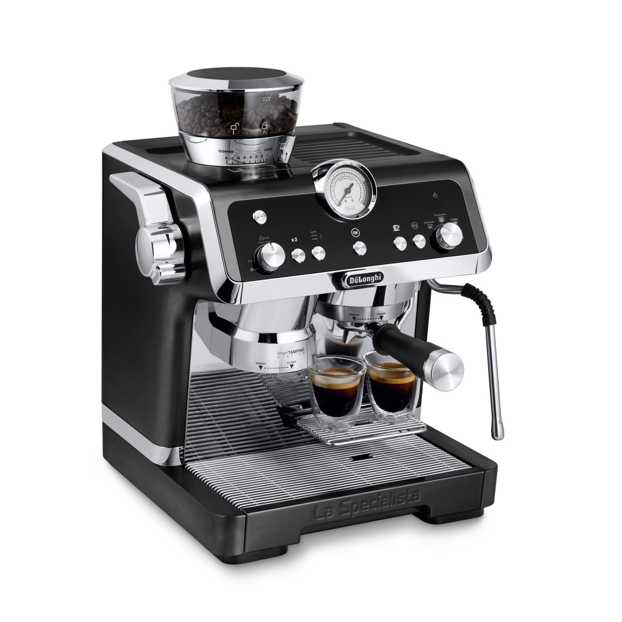 Czarno-srebrny ekspres do kawy DeLonghi. Dwie szklanki z espresso znajdują się na ociekaczu.