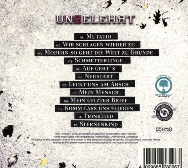 Albumcover mit Titelliste. Dunkler Hintergrund mit Text und Blättern.