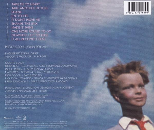 Albumcover mit Titelliste, Gesicht eines Jungen und Text. Himmelshintergrund.
