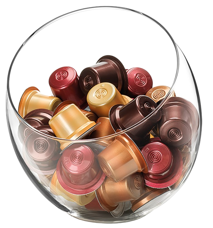 Glasschale mit verschiedenen Kaffeekapseln in verschiedenen Farben, auf schwarzem Hintergrund.