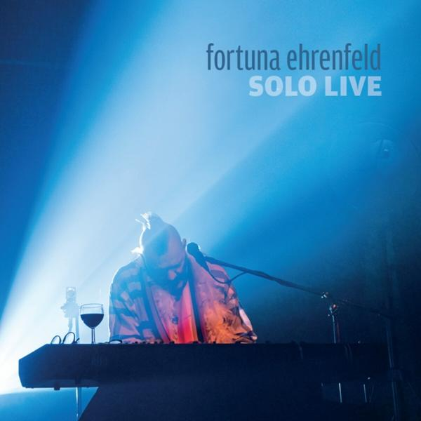 Fortuna Ehrenfeld tritt auf der Bühne auf, mit Mikrofon und Keyboard.
