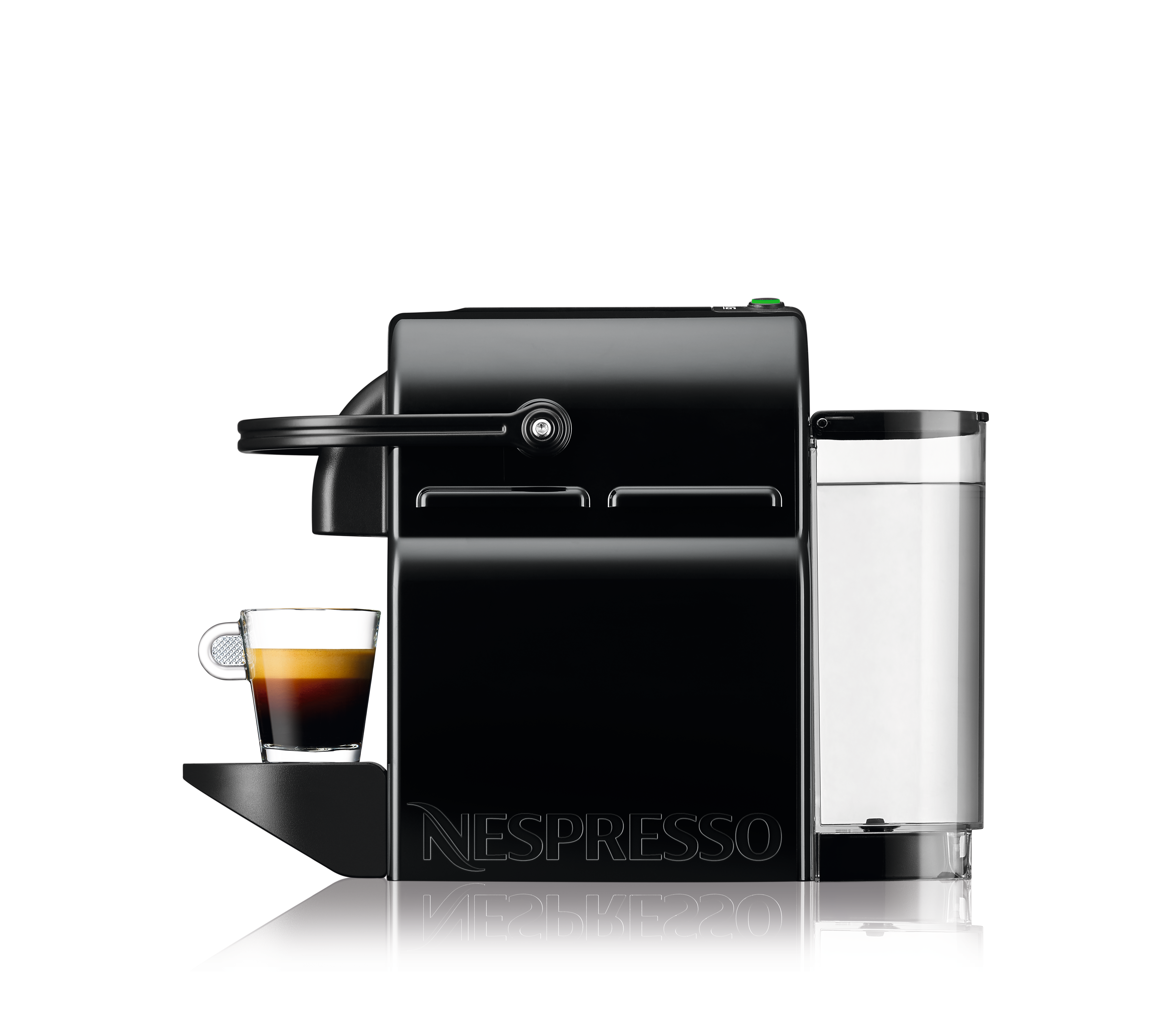 Une machine Nespresso noire avec une tasse de café et un réservoir d'eau sur fond blanc.