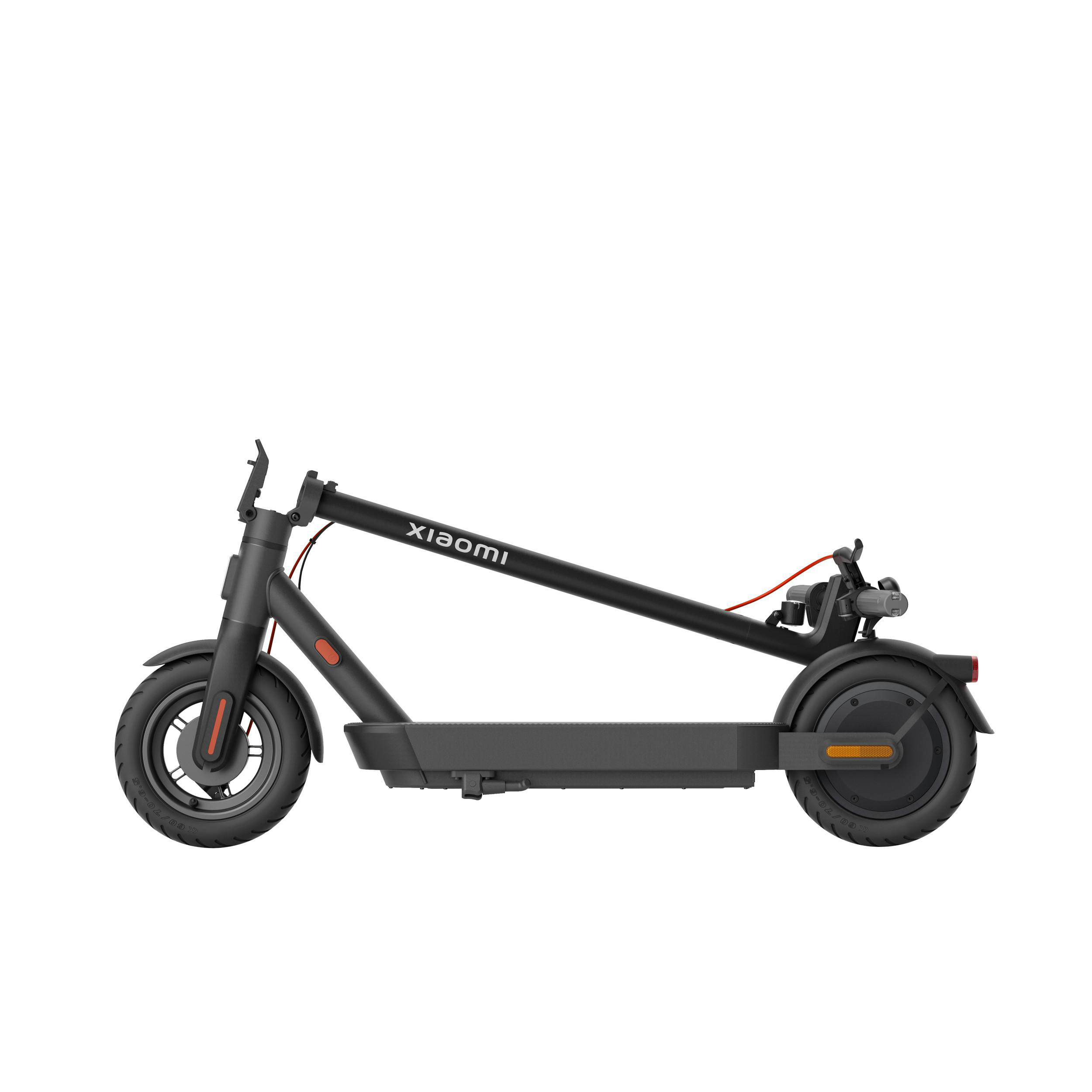 Ein schwarzer elektrischer Roller von Xiaomi. Er ist zusammengeklappt. Der Hintergrund ist weiß.