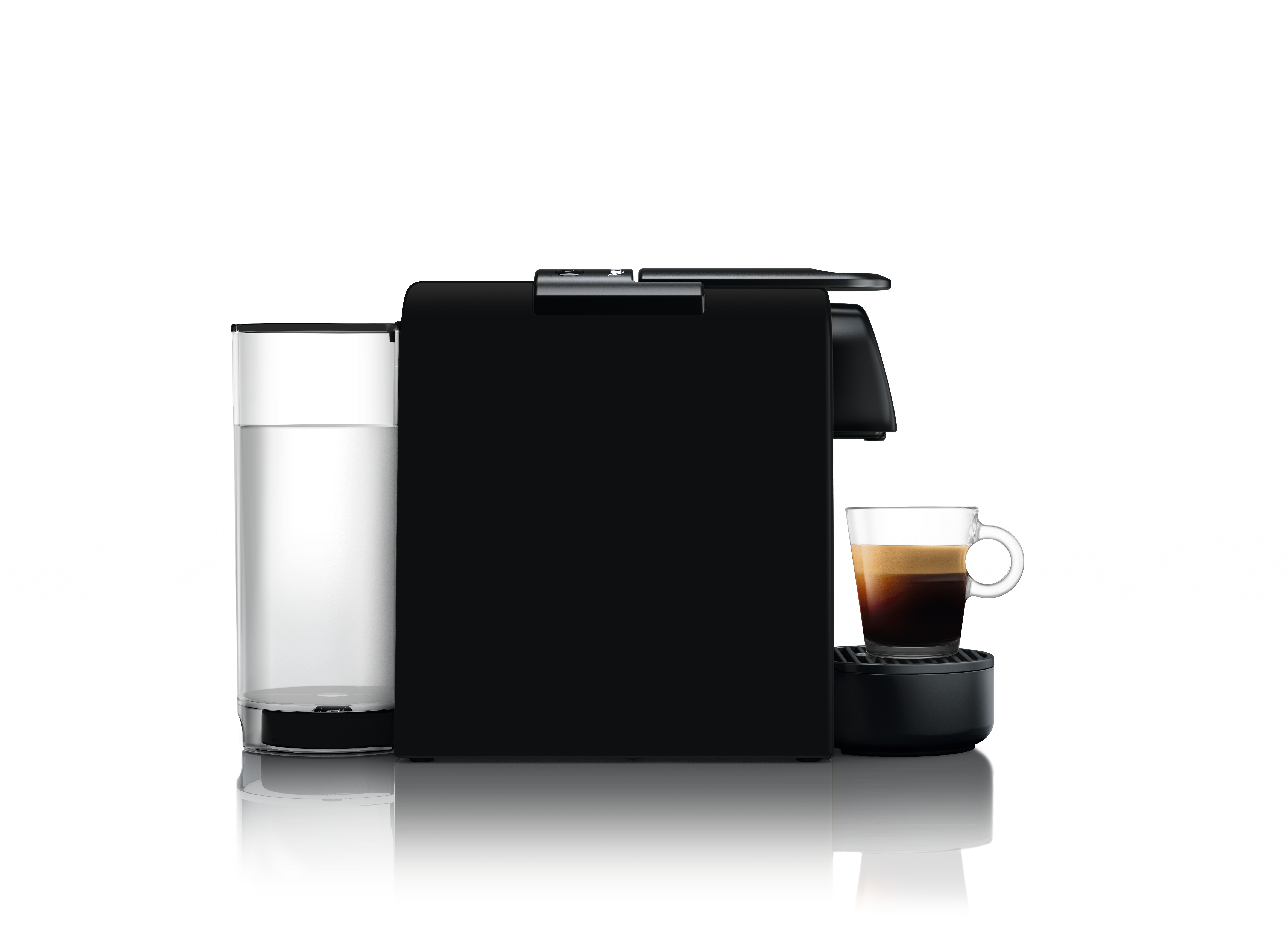 Machine à café noire avec un réservoir d'eau et une tasse de café.