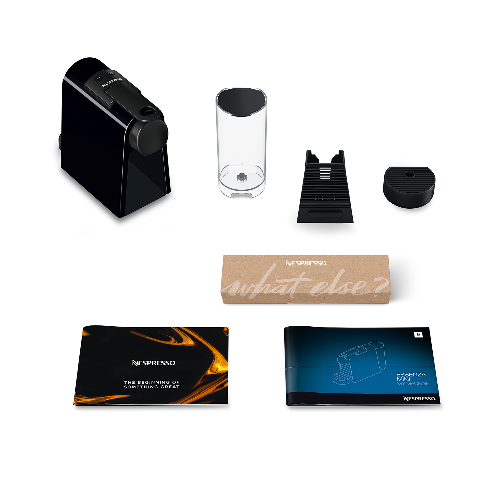 Machine Nespresso noire et accessoires, dont réservoir d'eau et livrets d'instructions, sur blanc.