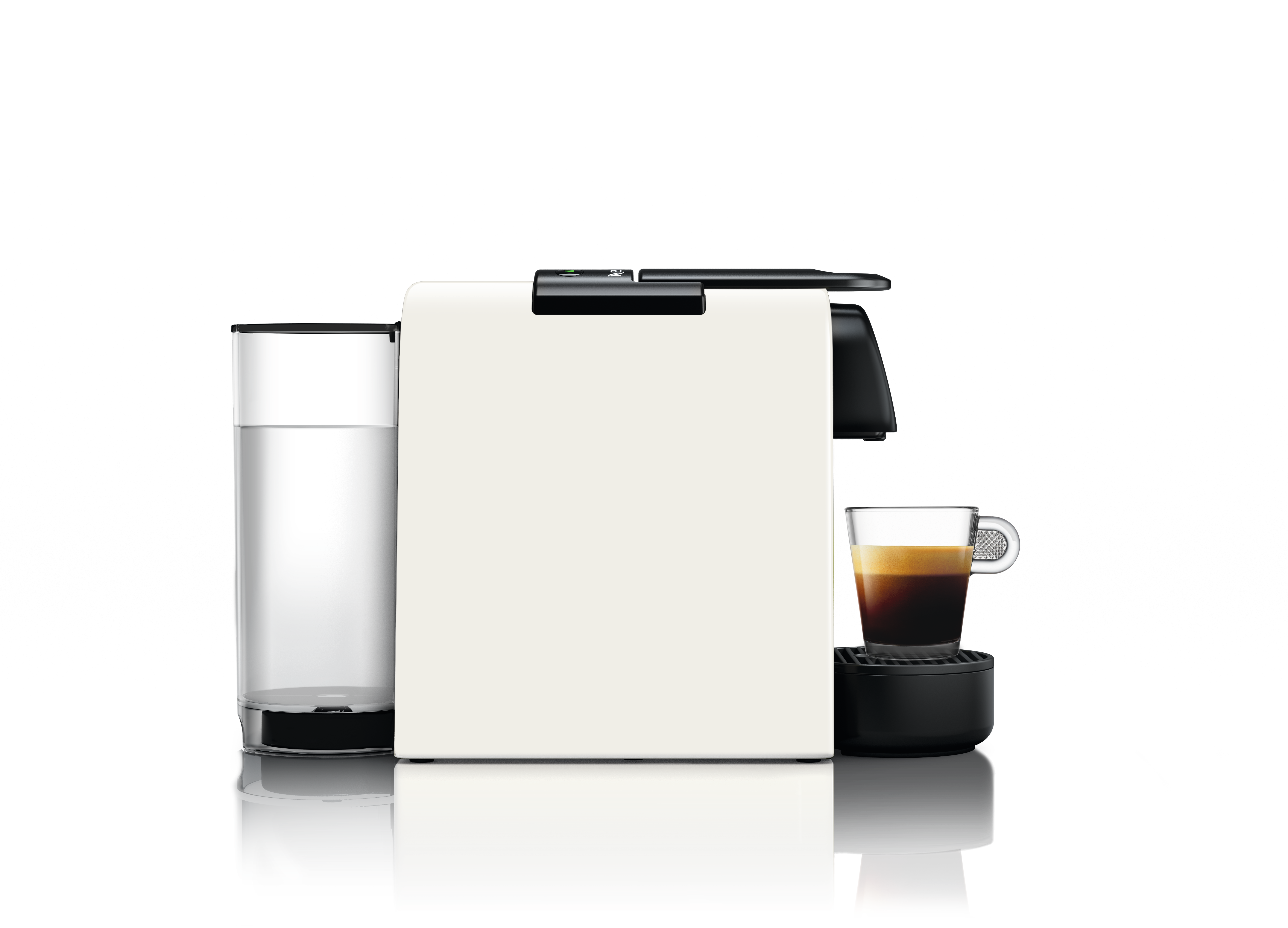 Une machine à café Nespresso blanche avec un verre d'eau et une tasse de café.