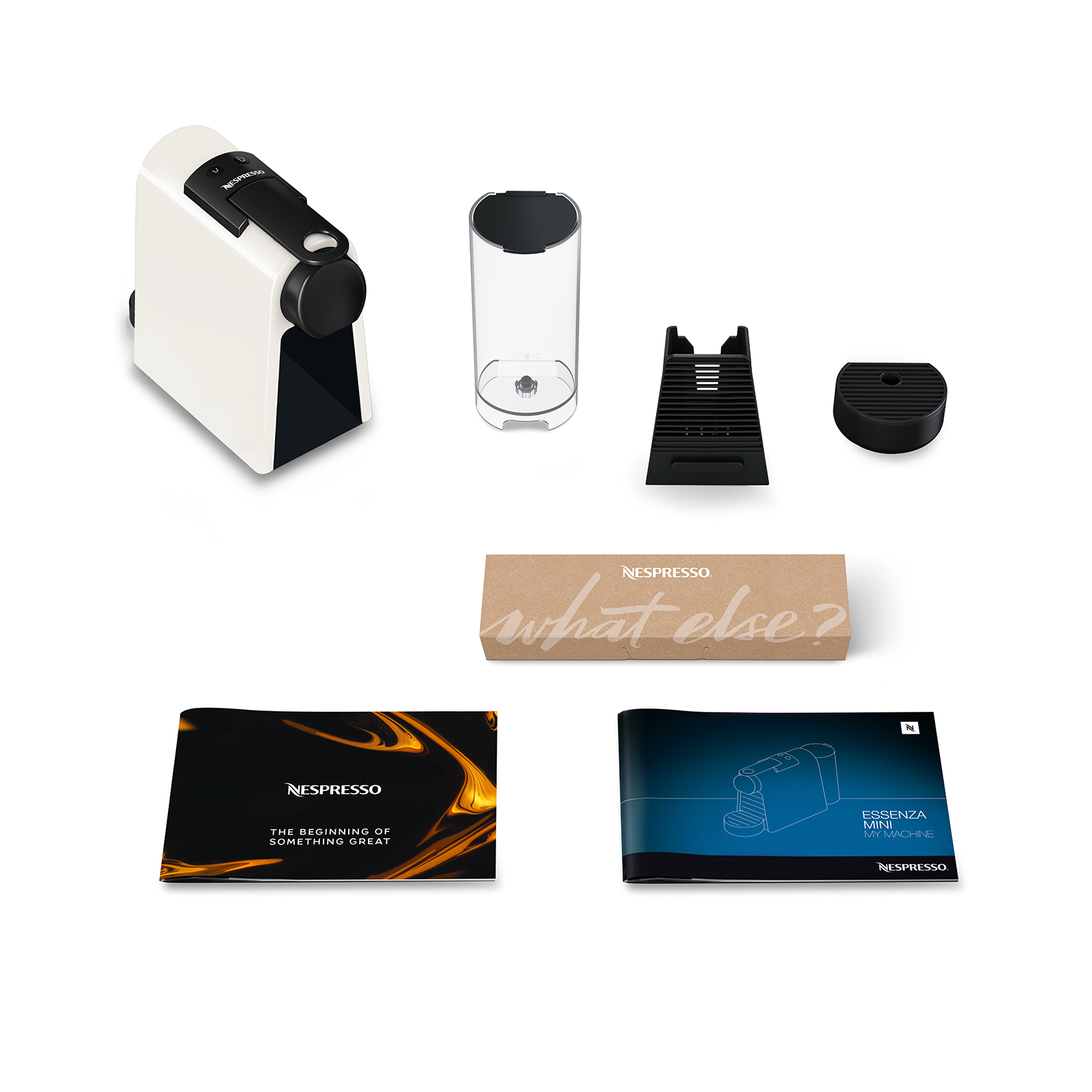 Machine à café Nespresso et accessoires : réservoir d'eau, support à tasses, livret et capsules de café.