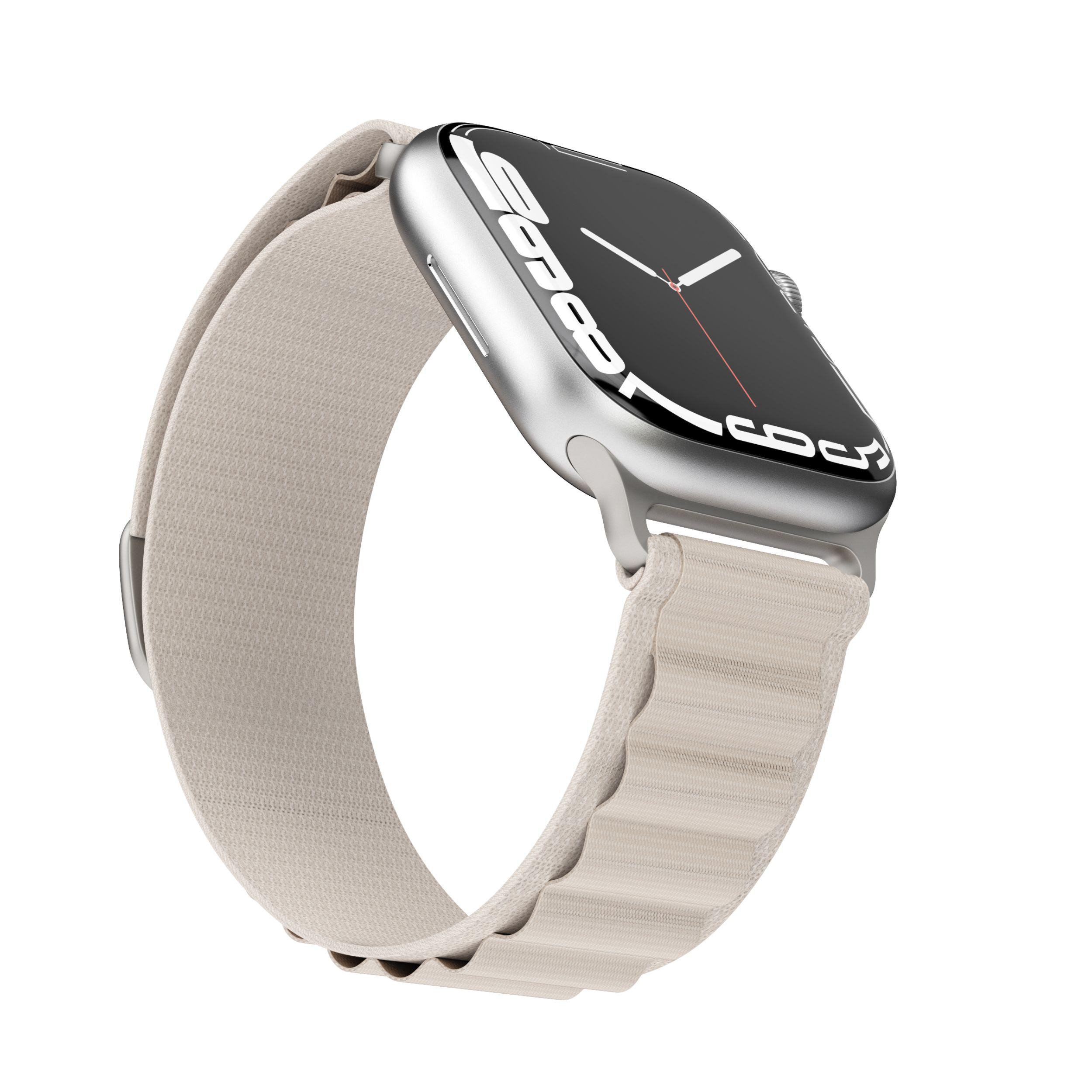 Silberne Apple Watch an beigem Armband, Nahaufnahme, weißer Hintergrund.