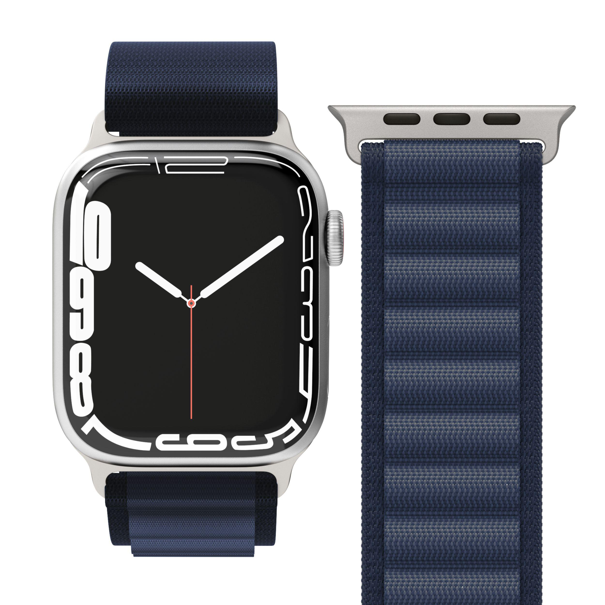 Apple Watch und Armband. Die Uhr ist silberfarben, mit schwarzem Bildschirm und weißen Ziffern. Das Armband ist dunkelblau.