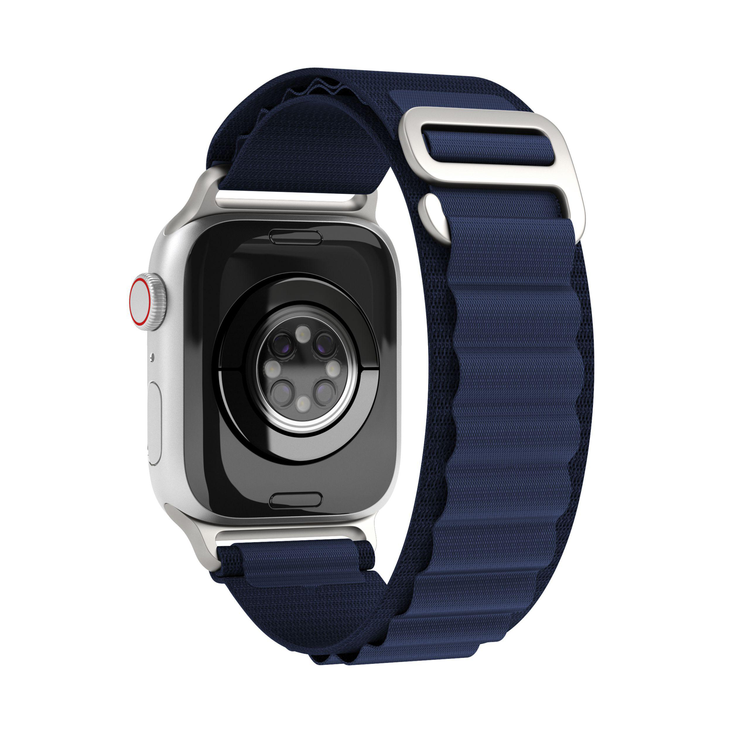 Eine silberne Apple Watch mit marineblauem Armband.