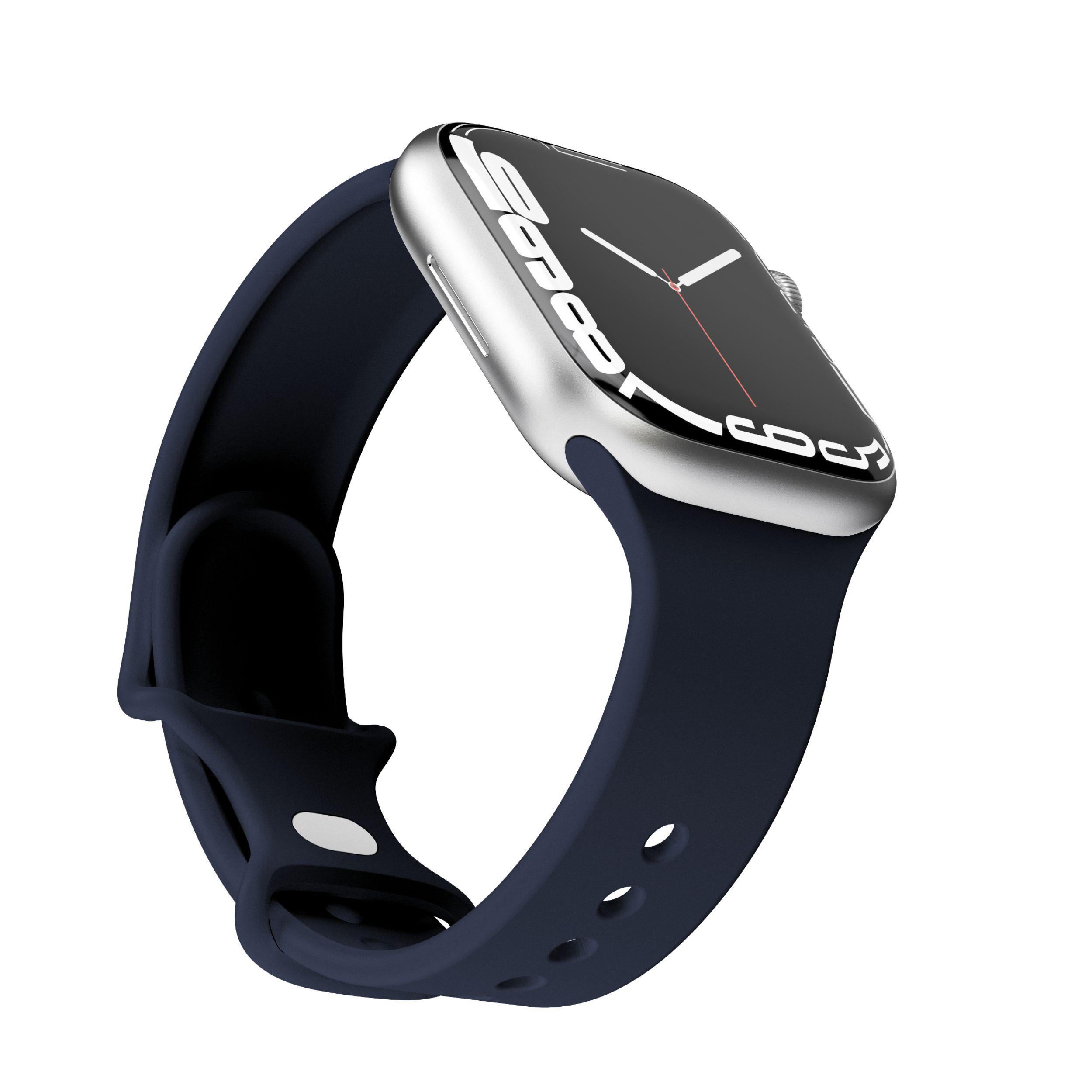 Eine silberne Apple Watch mit dunkelblauem Armband, abgewinkelt, um das Zifferblatt zu zeigen.