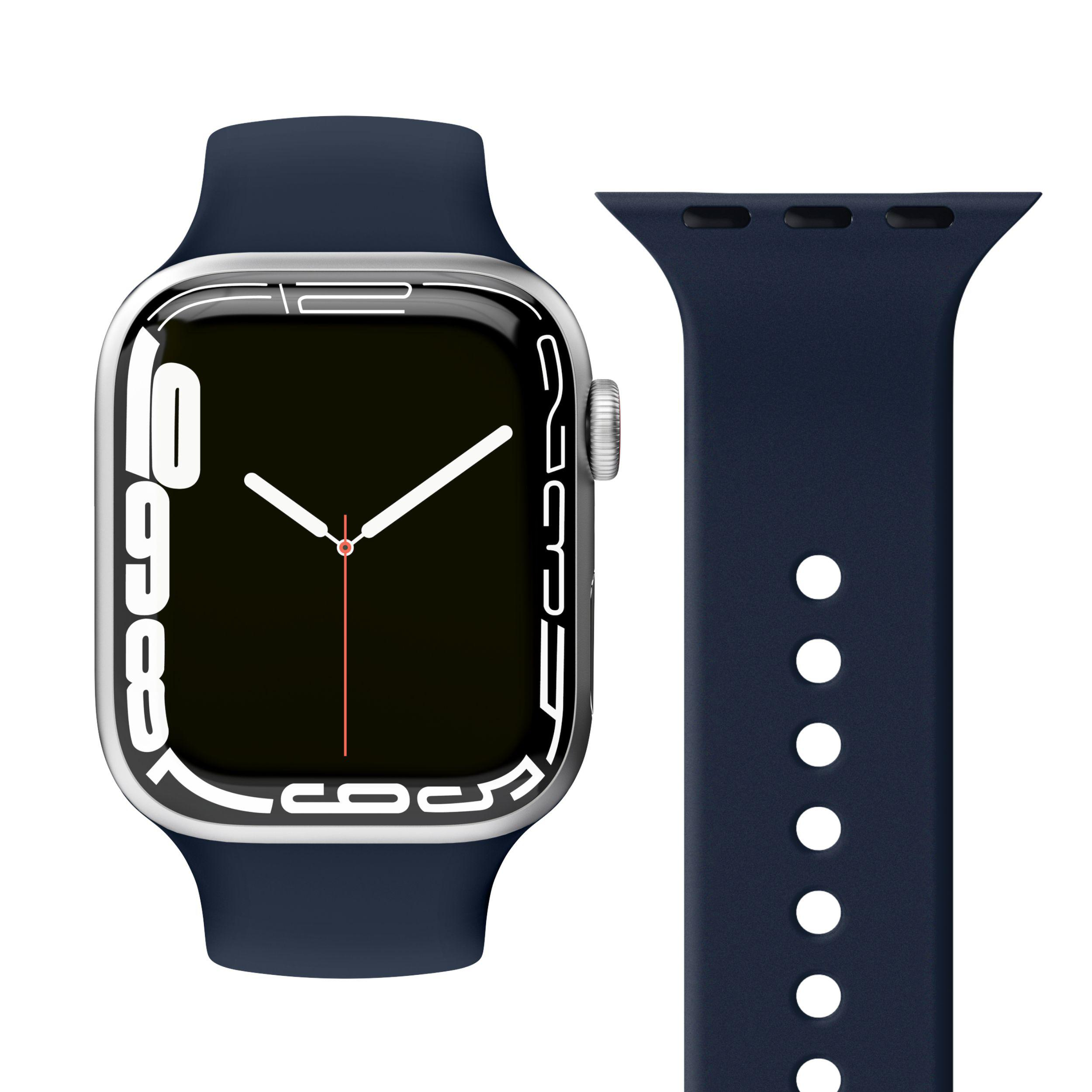 Silberne Apple Watch mit marineblauem Armband, schwarzem Bildschirm mit weißen Ziffern und Zeigern und einem marineblauen Armband.