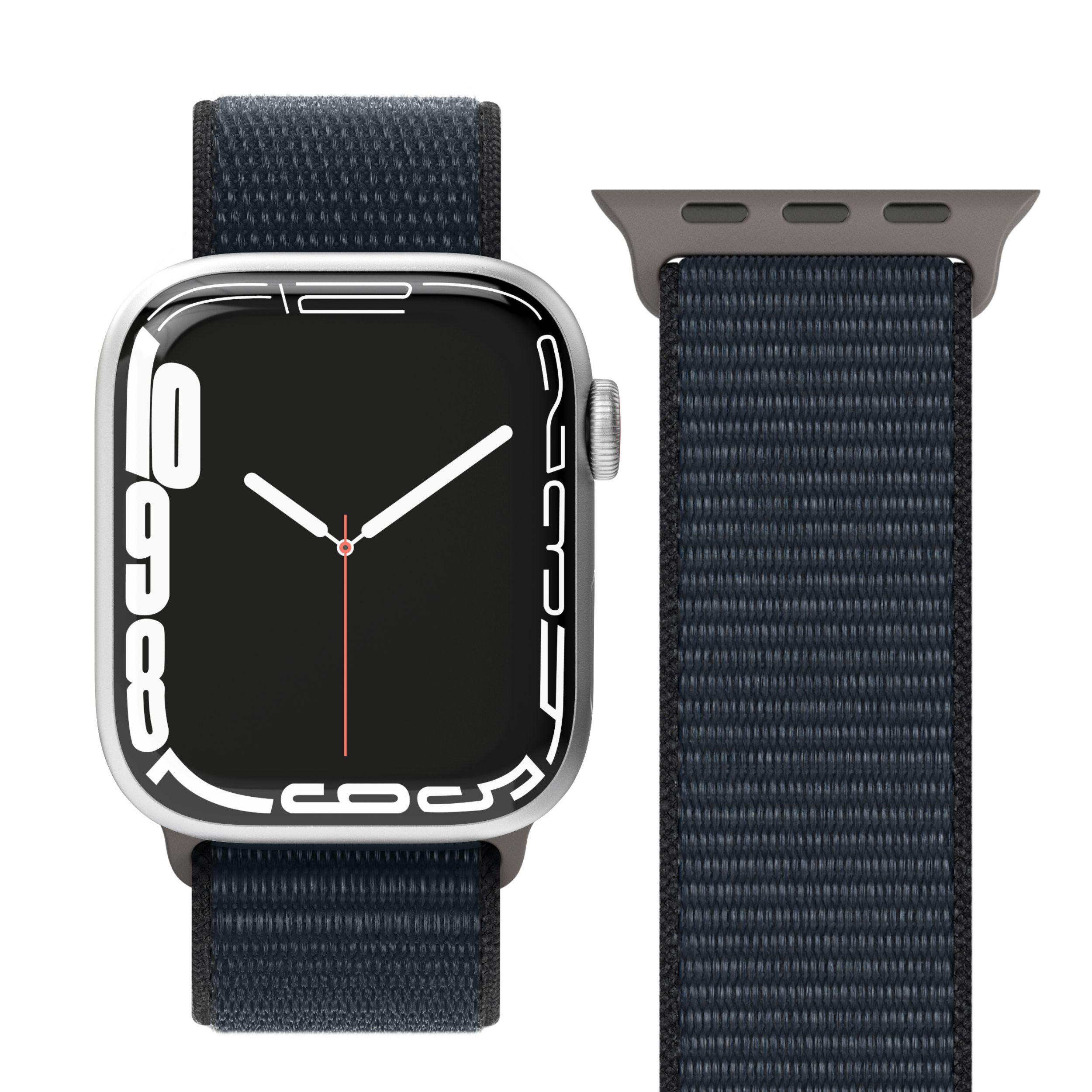 Silberne Apple Watch mit dunkelblauem Sport Loop-Armband. Das Zifferblatt zeigt weiße Zahlen und Zeiger auf schwarzem Bildschirm.