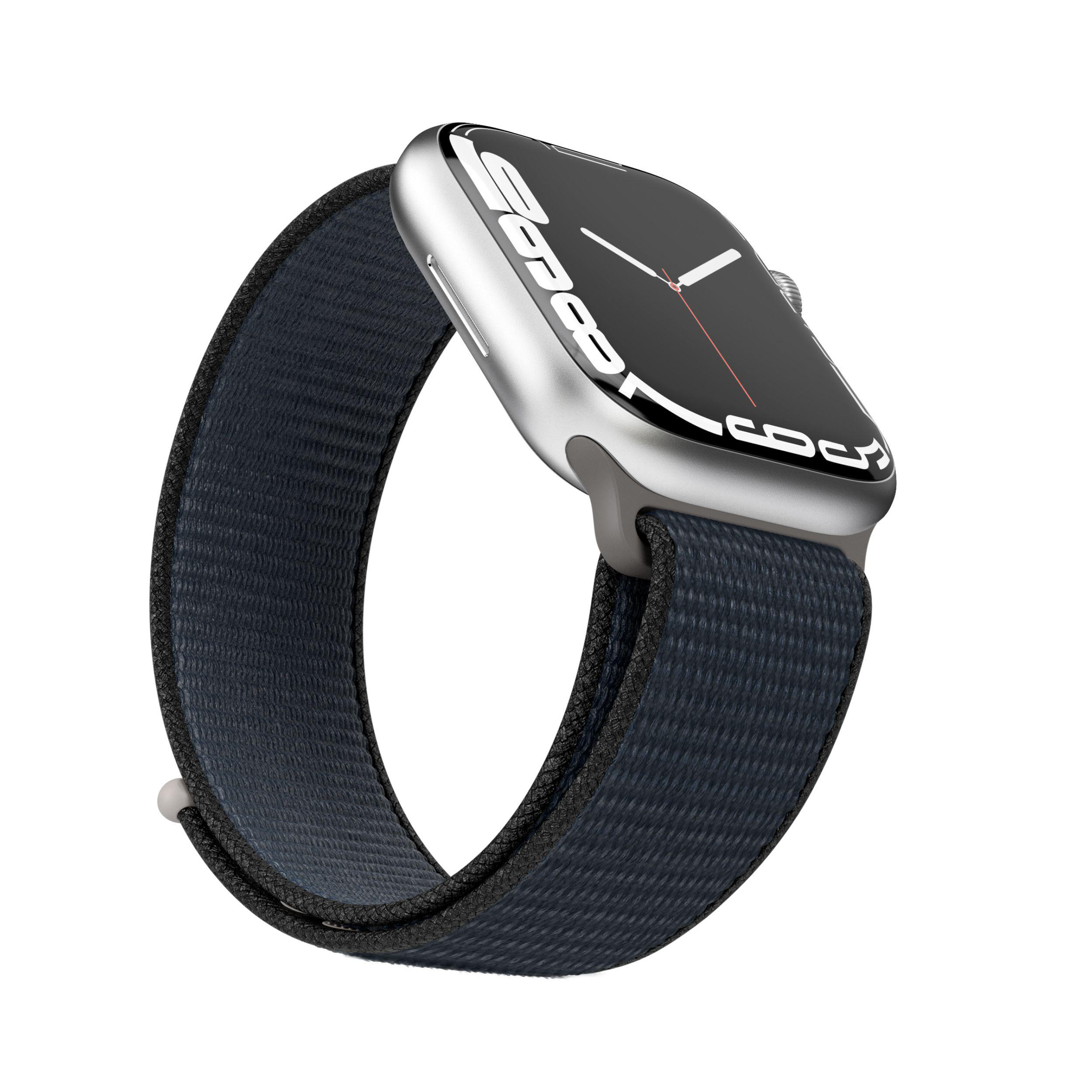 Eine silberne Smartwatch mit dunkelblauem Armband, abgewinkelt, um das Zifferblatt zu zeigen.