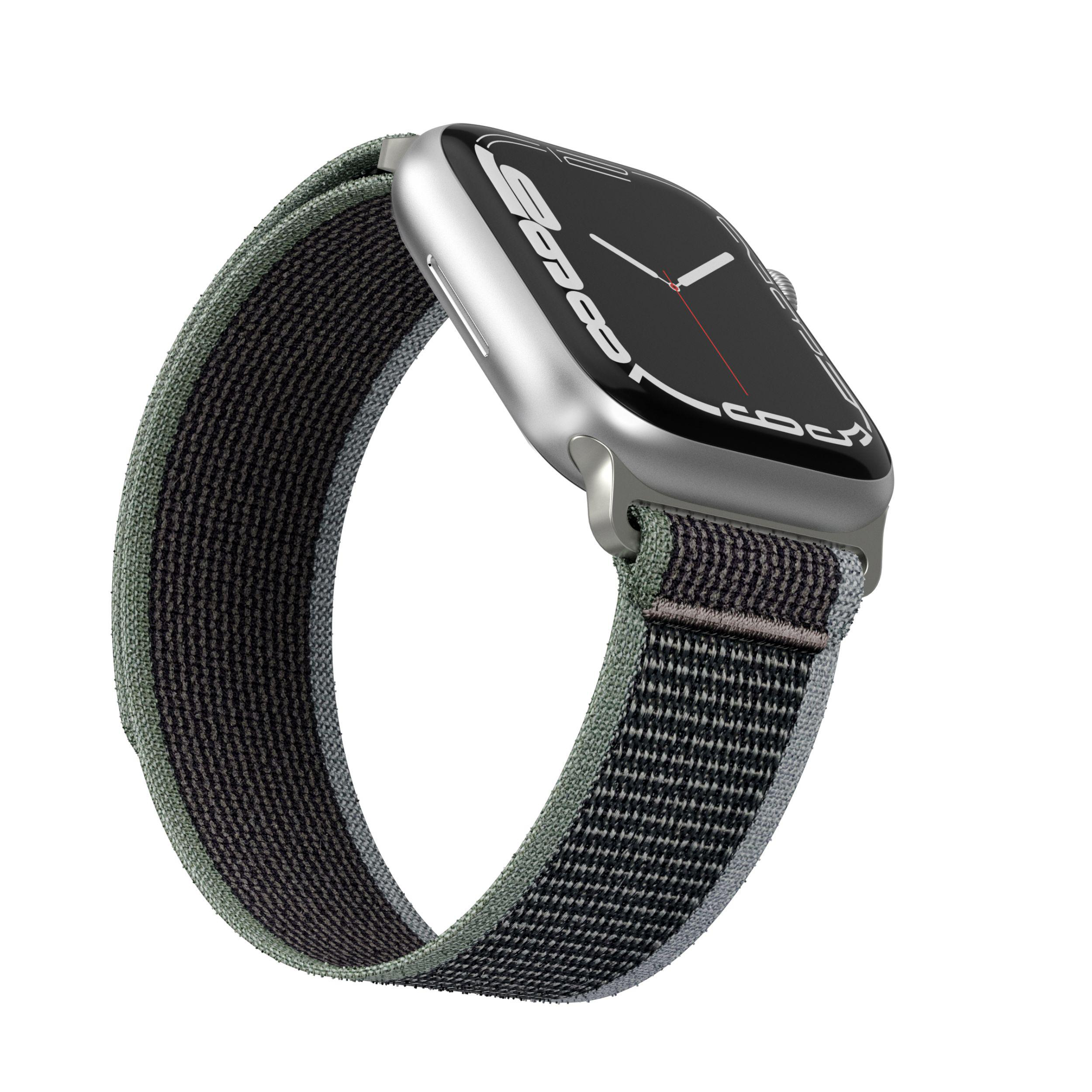 Silberne Apple Watch mit grau-schwarzem Armband. Winkelansicht.