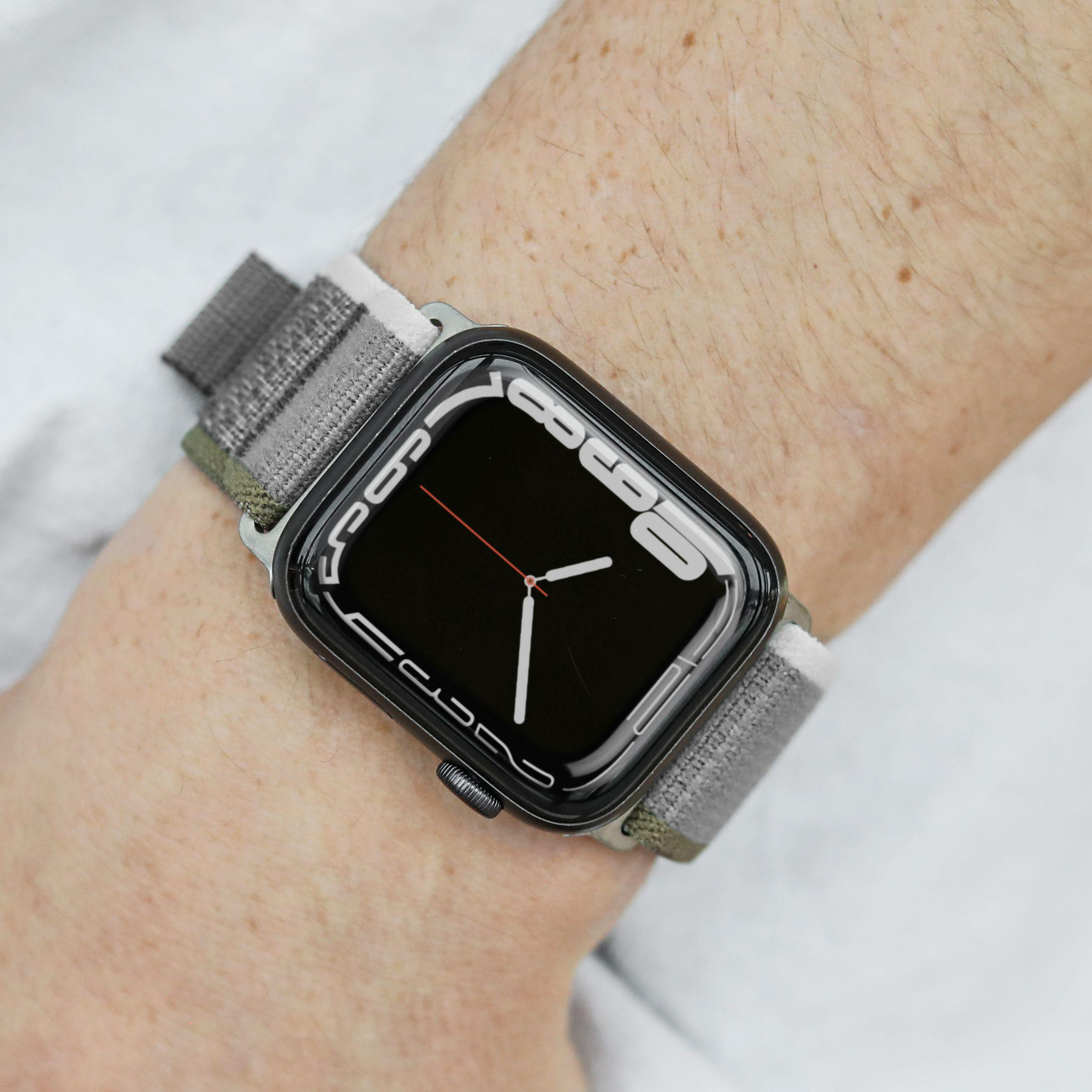 Das Handgelenk einer Person mit einer Smartwatch daran.
