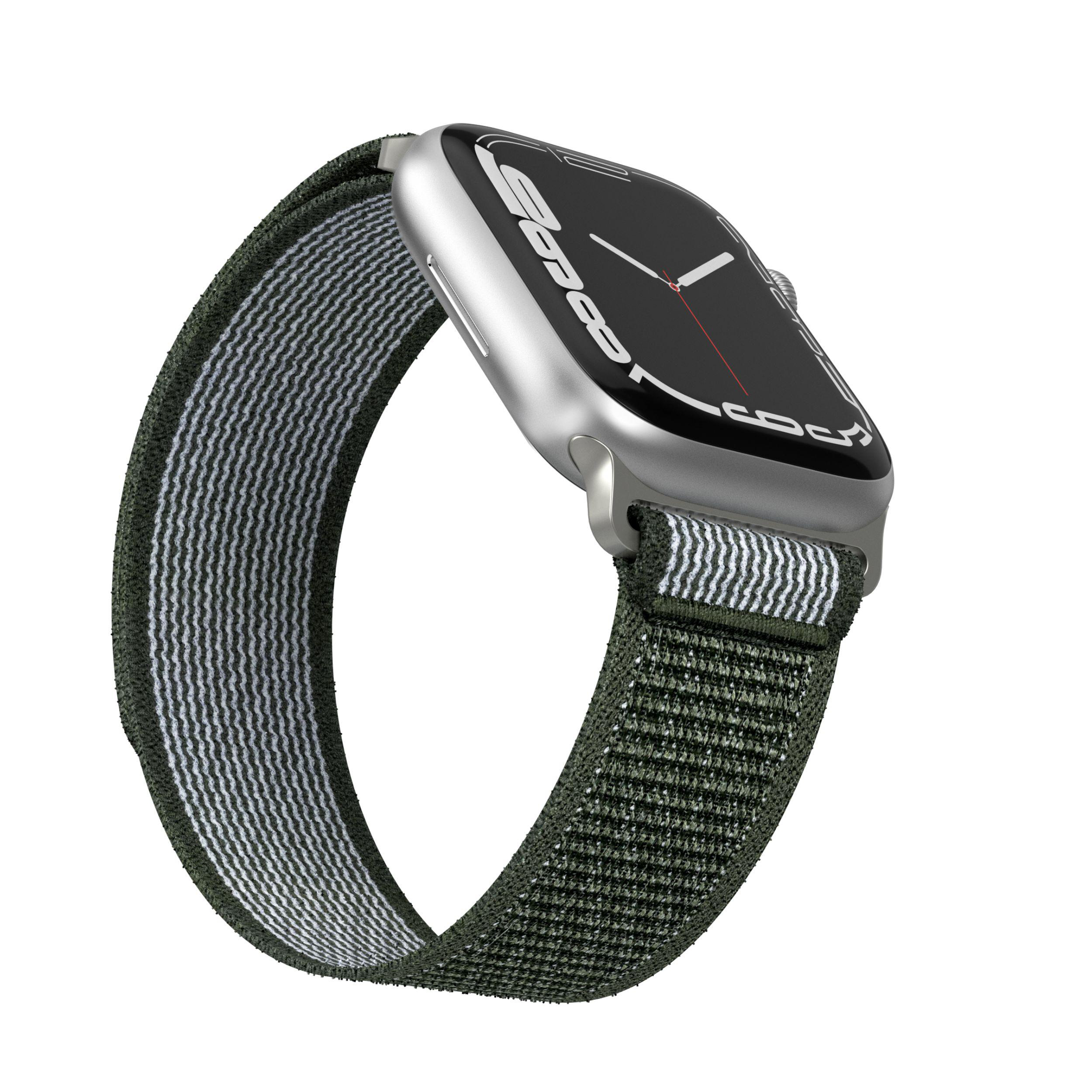 Silberne Apple Watch mit grün-weiß gestreiftem Armband.