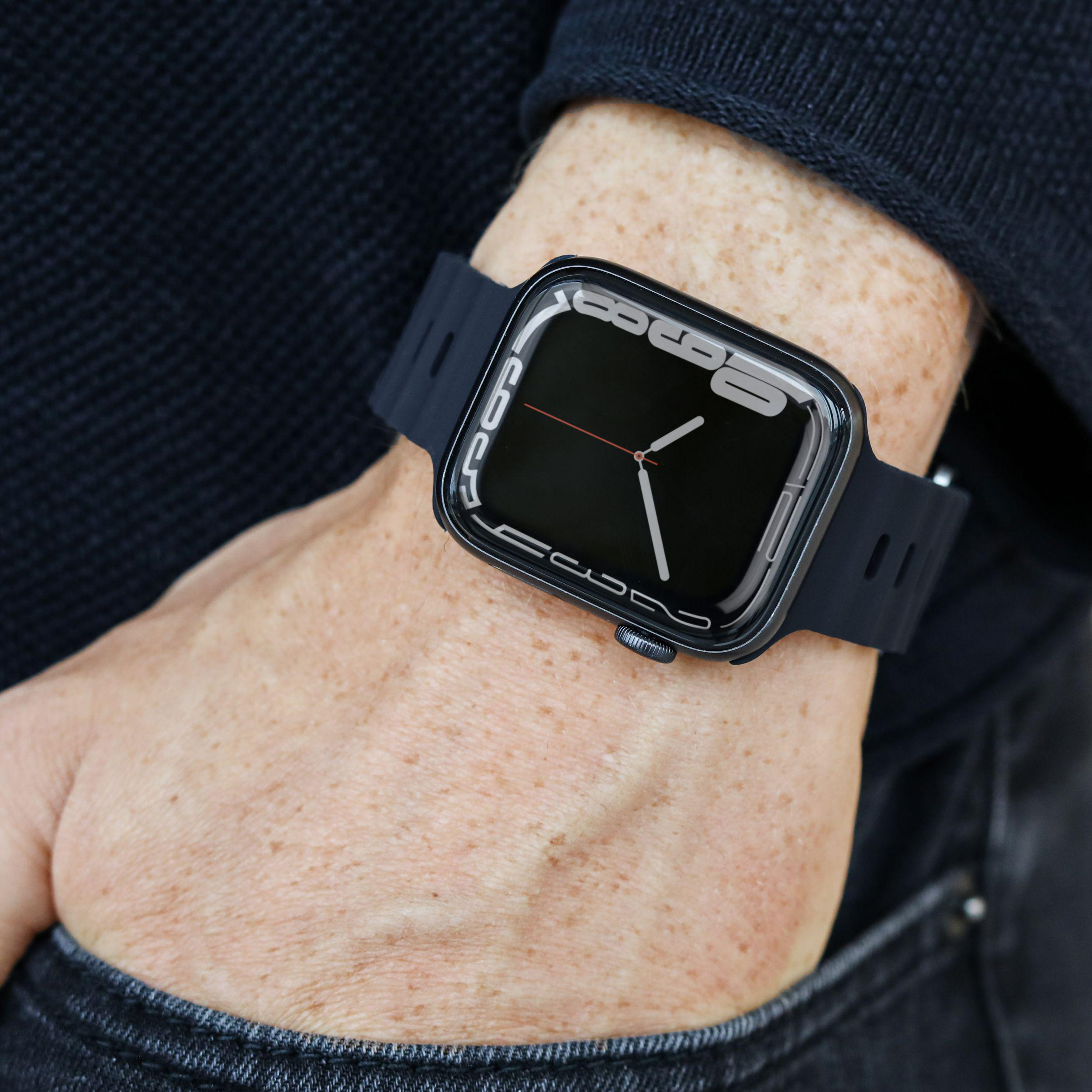 Nahaufnahme eines Handgelenks mit einer Apple Watch an einem schwarzen Armband.