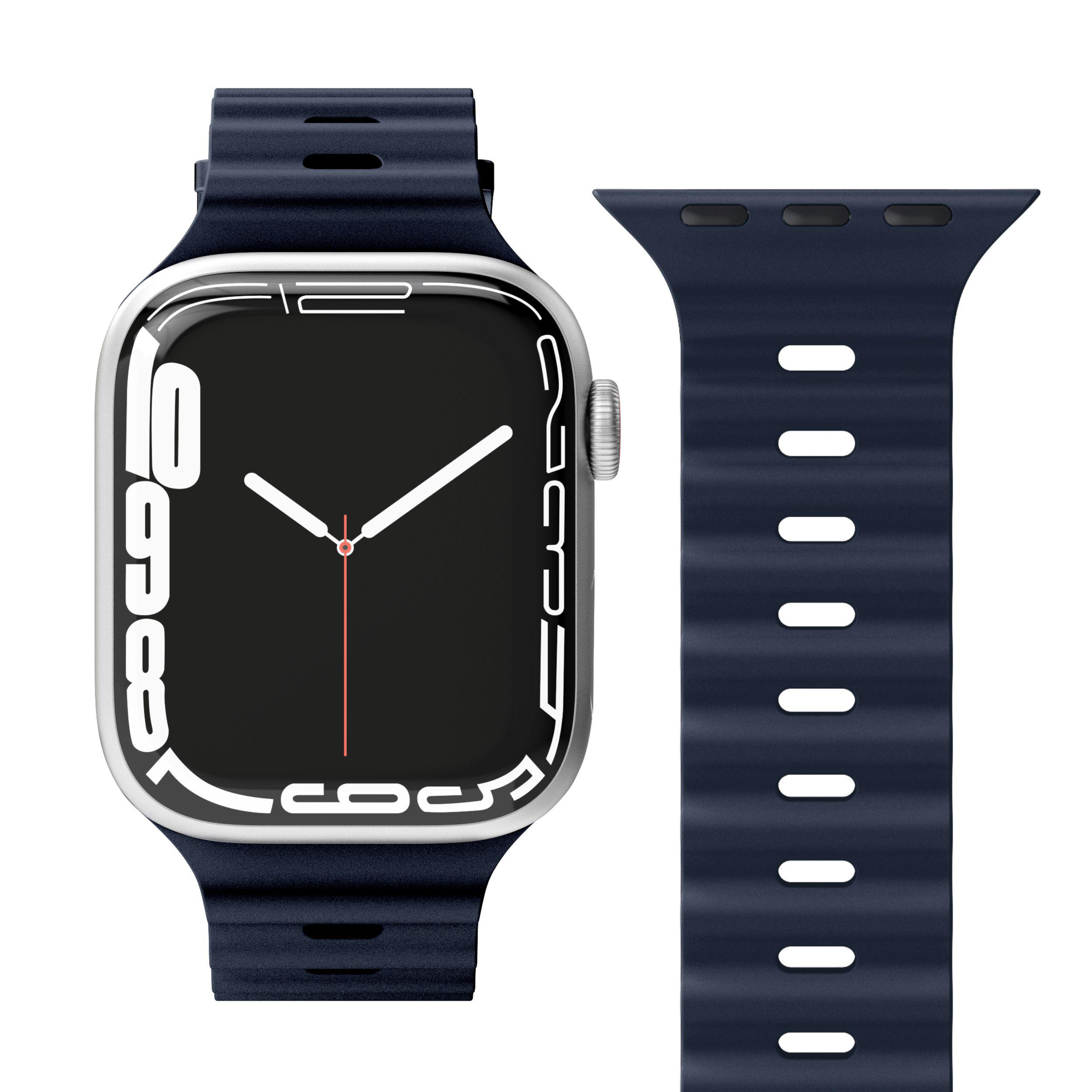 Silberne Apple Watch mit dunkelblauem Sportarmband. Das Zifferblatt zeigt weiße Zahlen und Zeiger auf schwarzem Bildschirm.