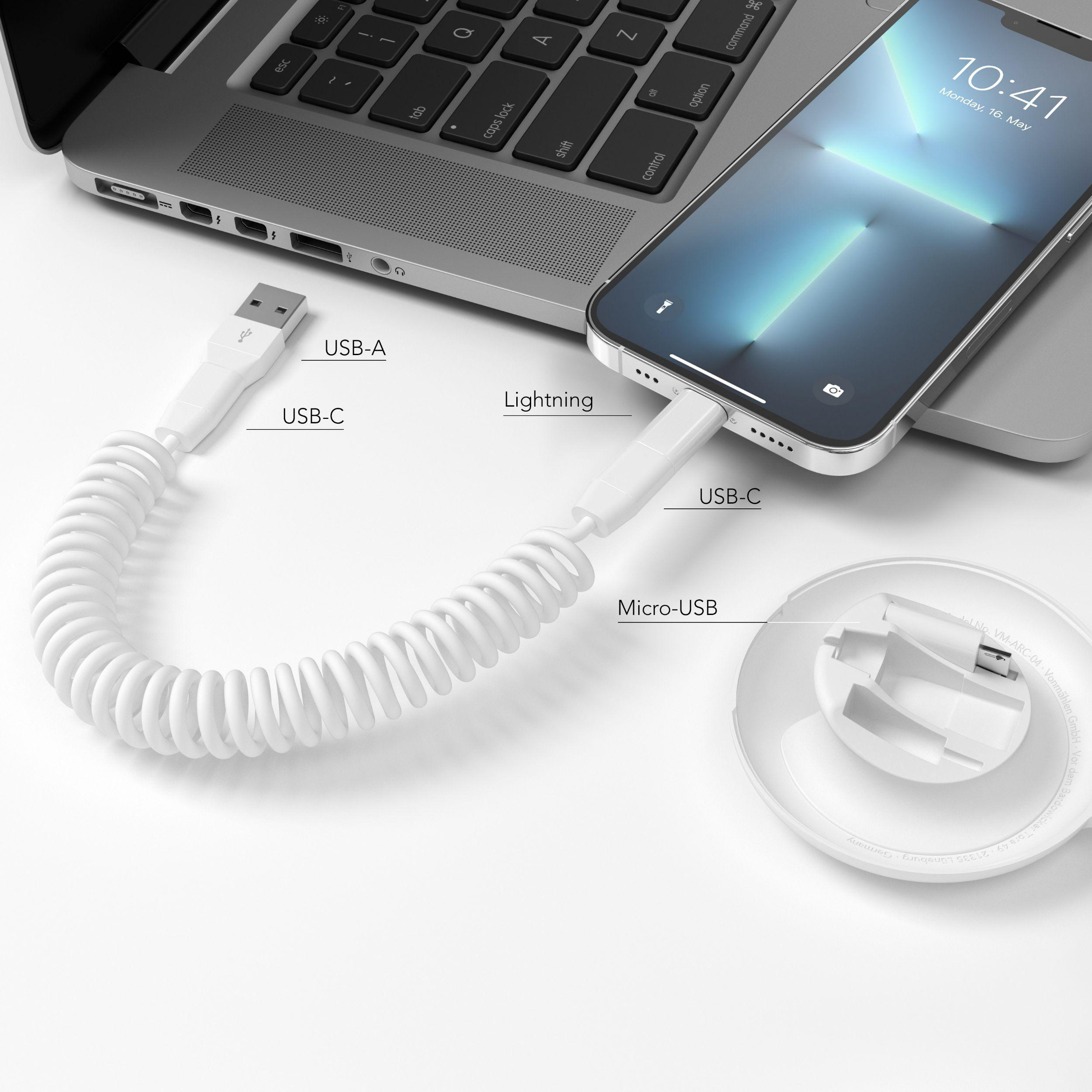 Ein Laptop mit einem Telefon, das über ein weißes USB-Kabel verbunden ist und USB-A-, C-, Lightning- und Micro-USB-Anschlüsse zeigt.