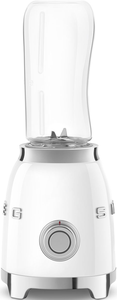 Ein weißer und verchromter Blender mit einem durchsichtigen Kunststoffbehälter oben. Rote Ein/Aus-Taste.