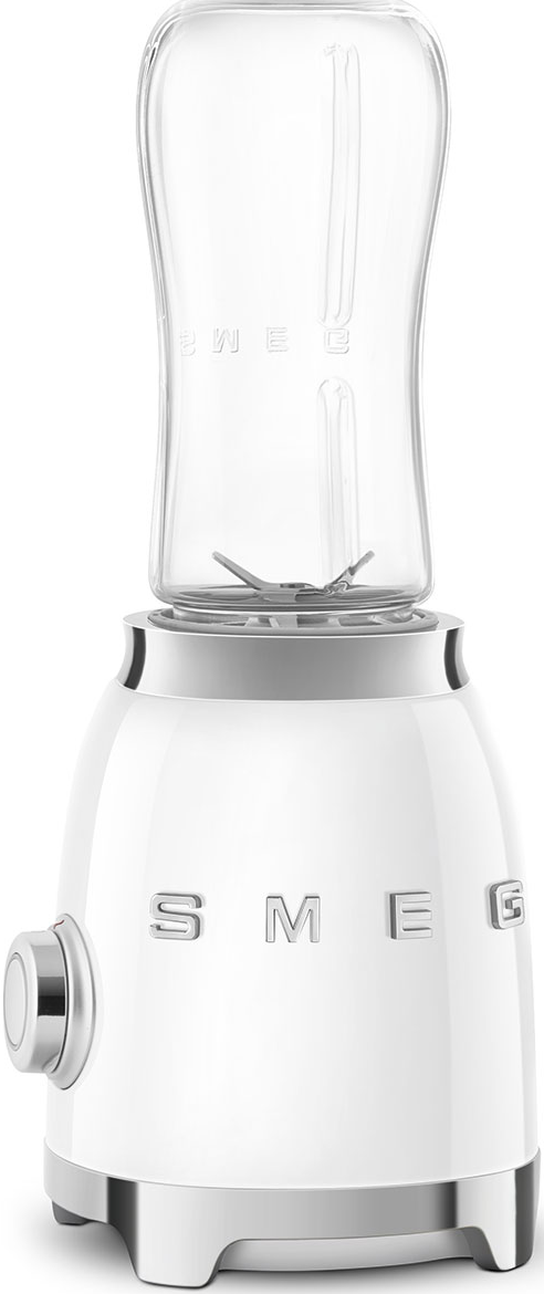 Weißer Smeg-Mixer mit transparentem Glas. Der Mixer hat einen Chromfuß und einen Drehknopf.