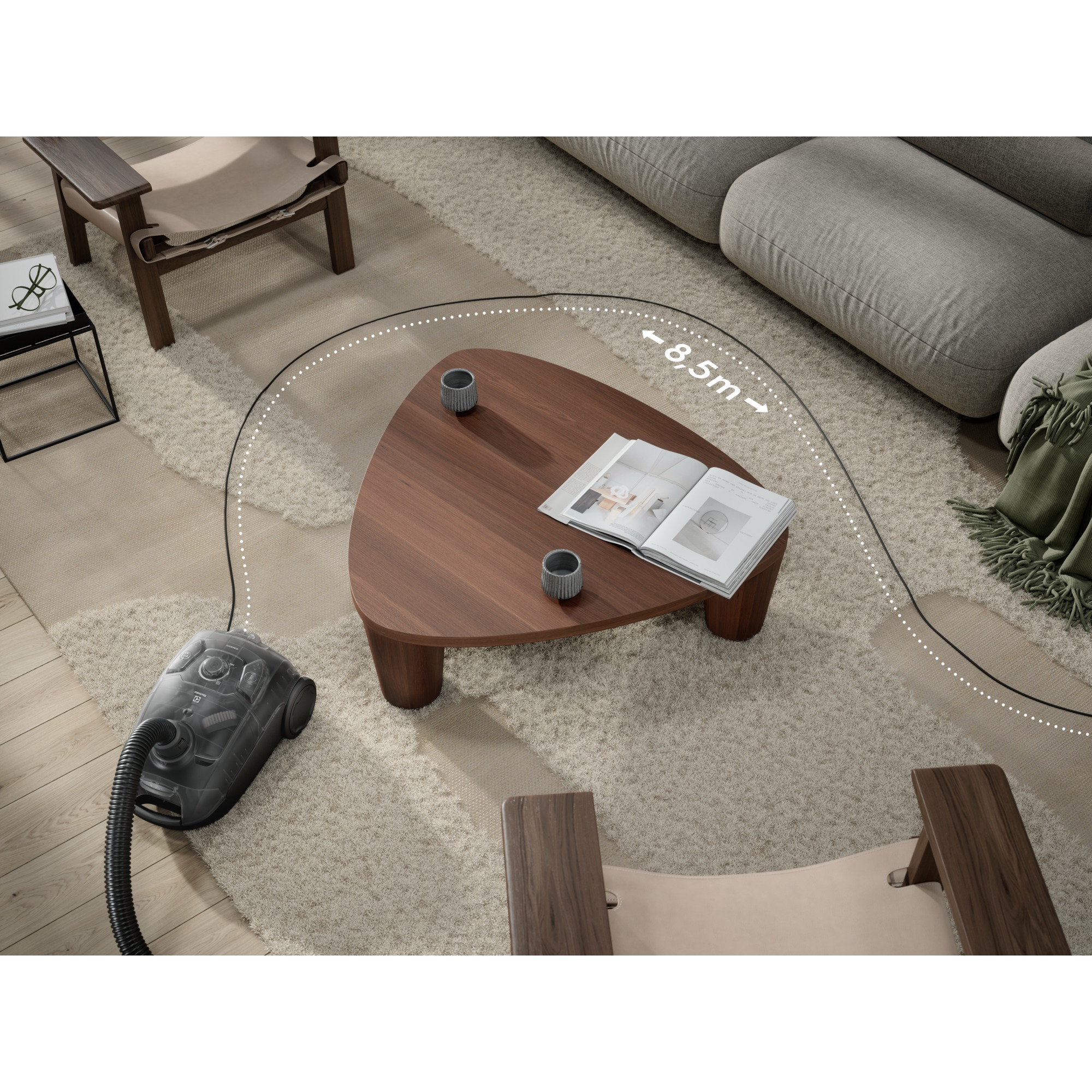 Kobieta depiluje nogę białym urządzeniem, ma na sobie biały kombinezon. Tekst głosi: Gładka skóra od stóp do głów.