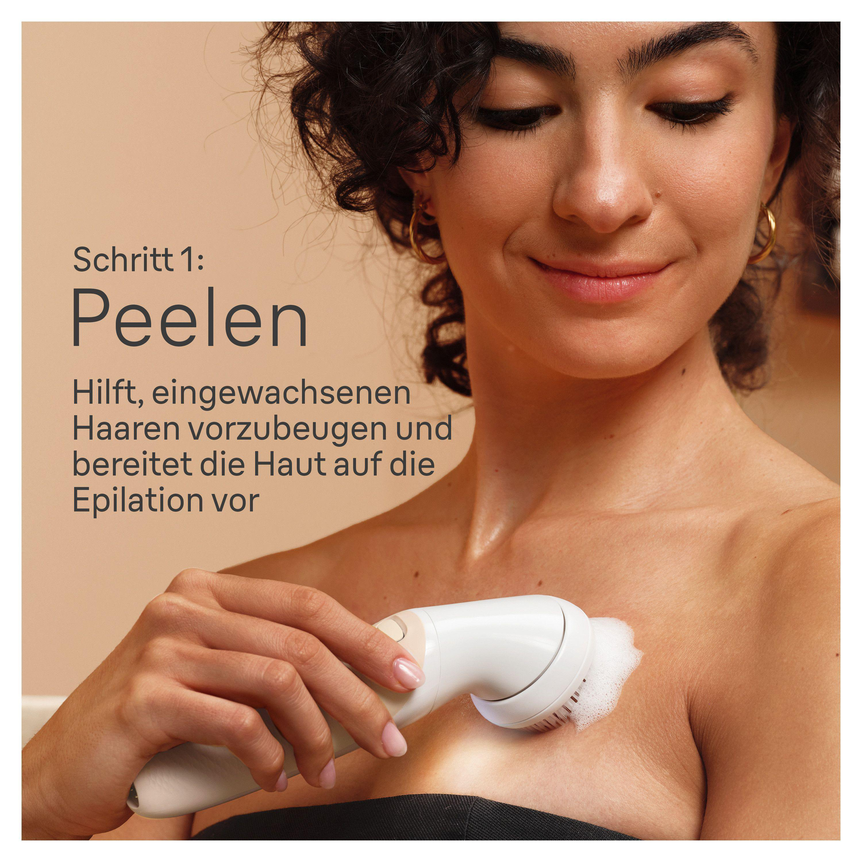 Eine Frau benutzt eine Hautreinigungsbürste auf ihrer Brust.