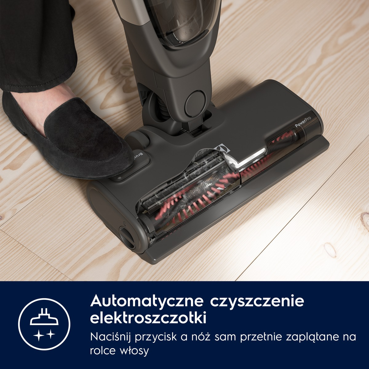 Głowica odkurzacza z automatycznym czyszczeniem szczotki. Drewniana podłoga.