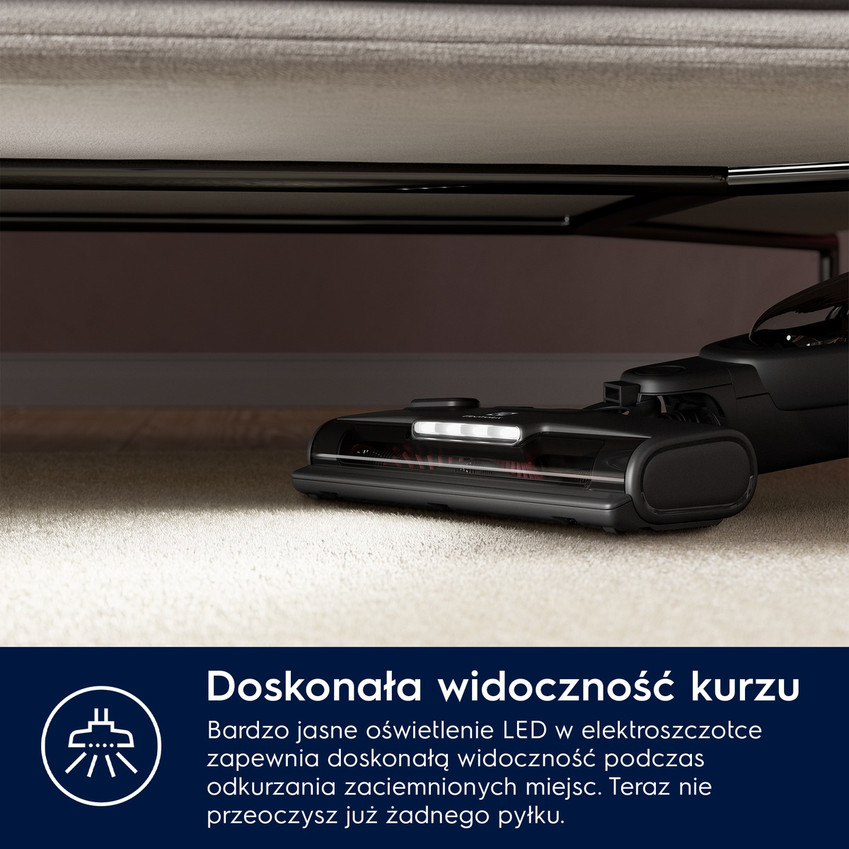 Głowica odkurzacza pod łóżkiem, z jasnymi światłami LED oświetlającymi podłogę. Tekst: 'Idealna widoczność kurzu'.