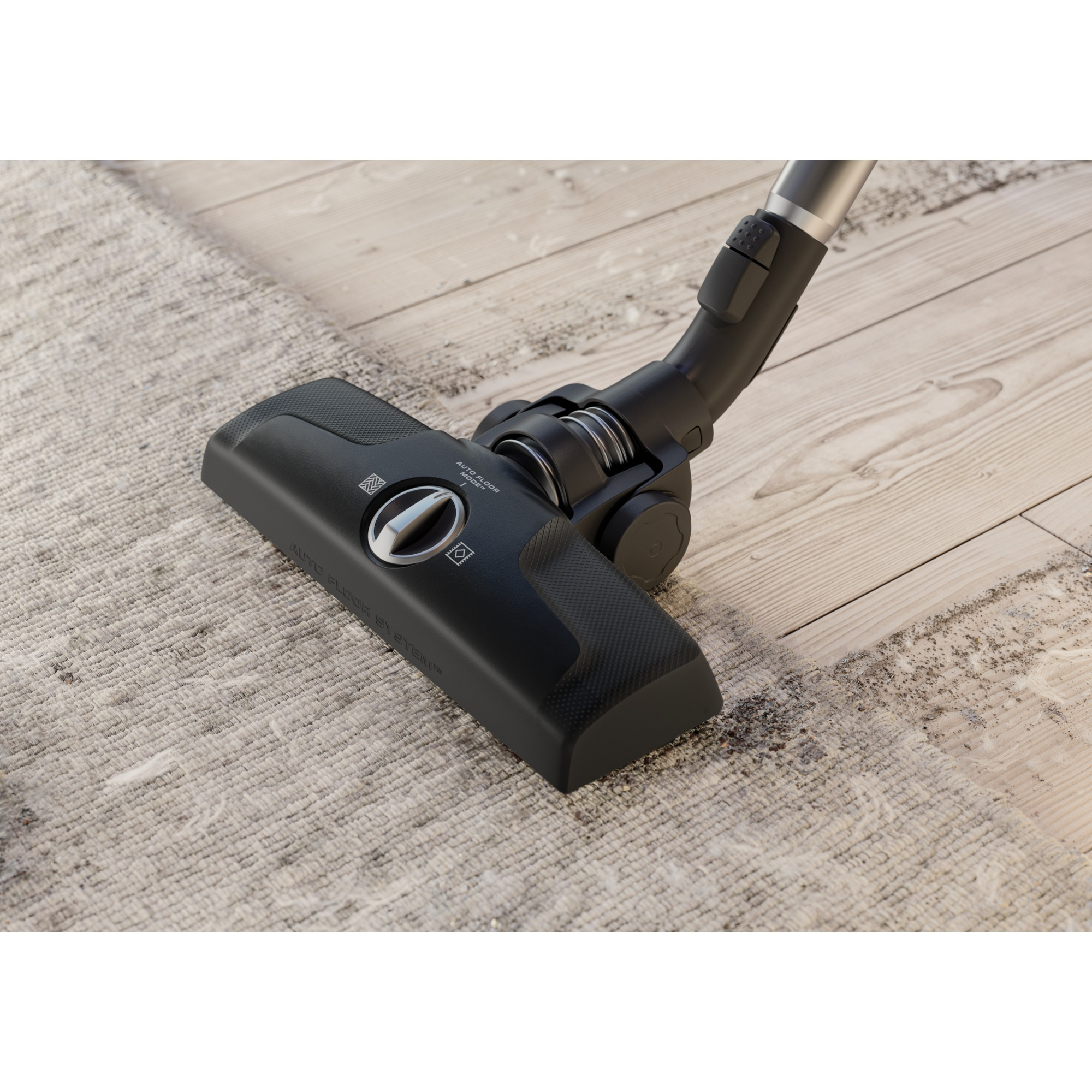 Głowica odkurzacza na dywanie, czyszczenie. Drewniana podłoga w tle.