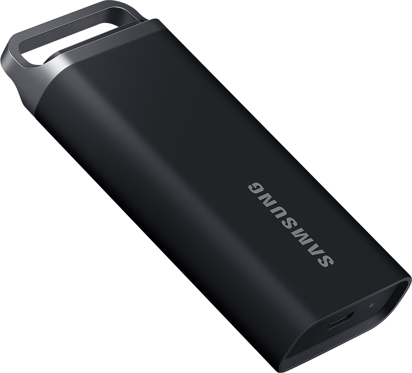 Fekete USB meghajtó ezüst fogantyúval, ferde nézet. Fehér háttér.
