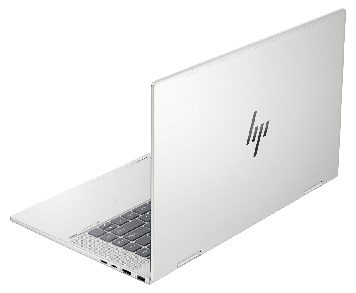 Srebrny laptop z klawiaturą i lekko otwartą pokrywą, widok z boku.