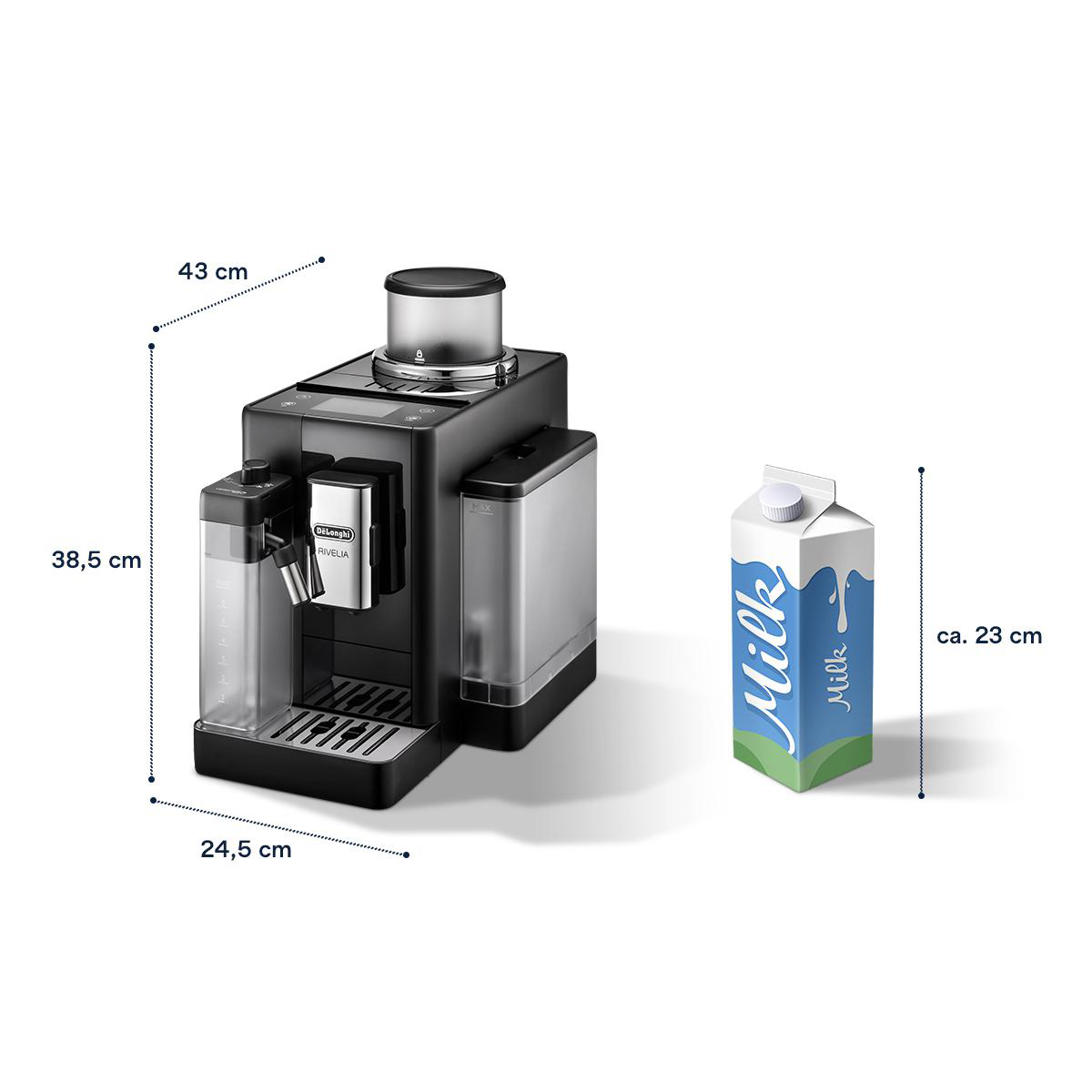 Schwarze und silberne Kaffeemaschine mit Milchkarton. Maße sind in Zentimetern angegeben.
