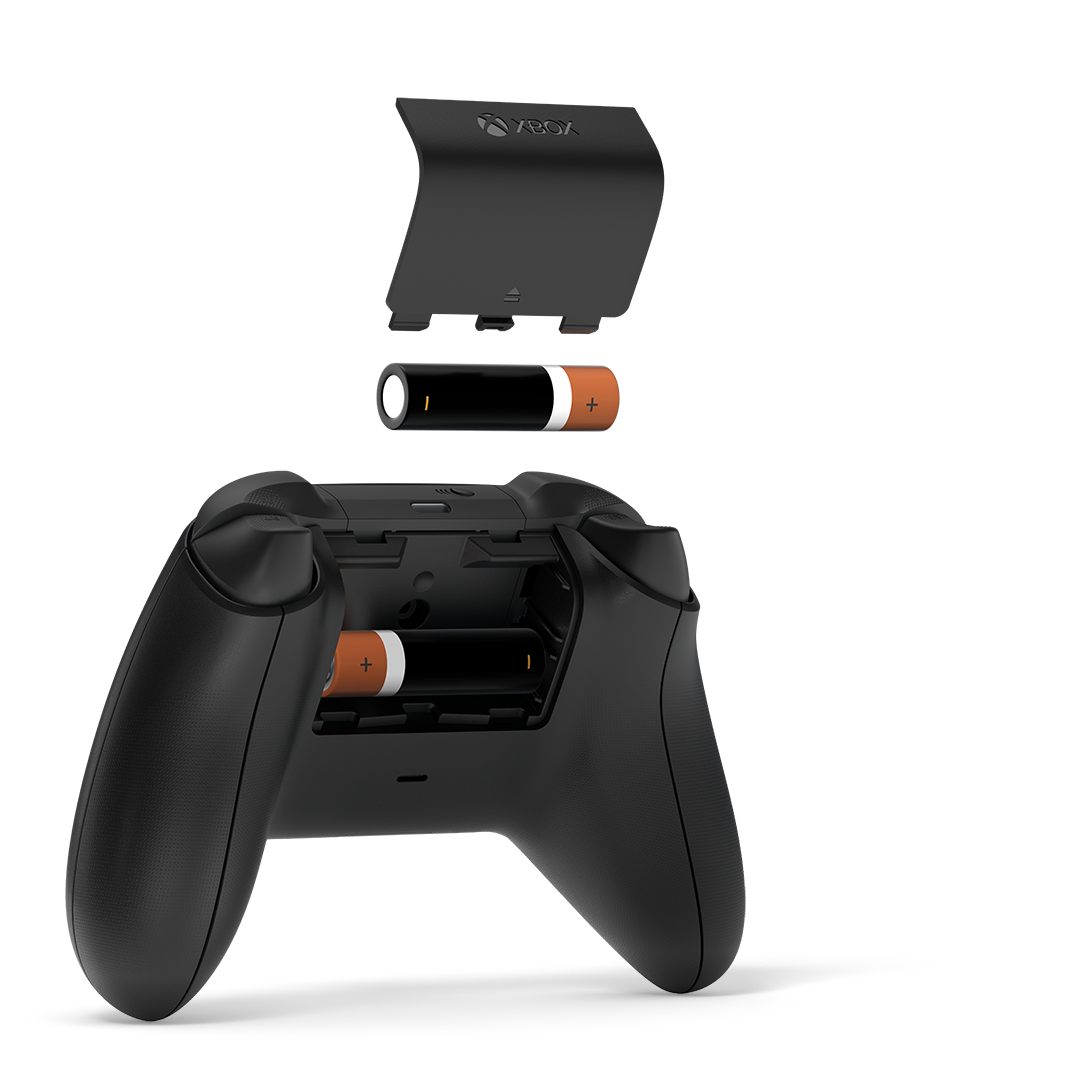 Mando Xbox con pilas y tapa de batería. Mando y fondo negros.