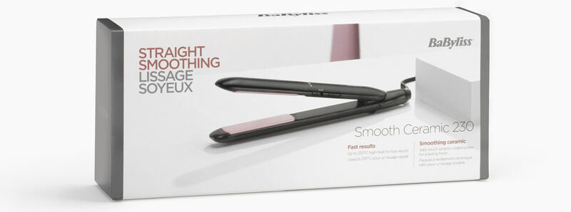 Fehér doboz fekete hajvasalóval, 'Straight Smoothing Lissage Soyeux' és 'Smooth Ceramic 230' felirattal.