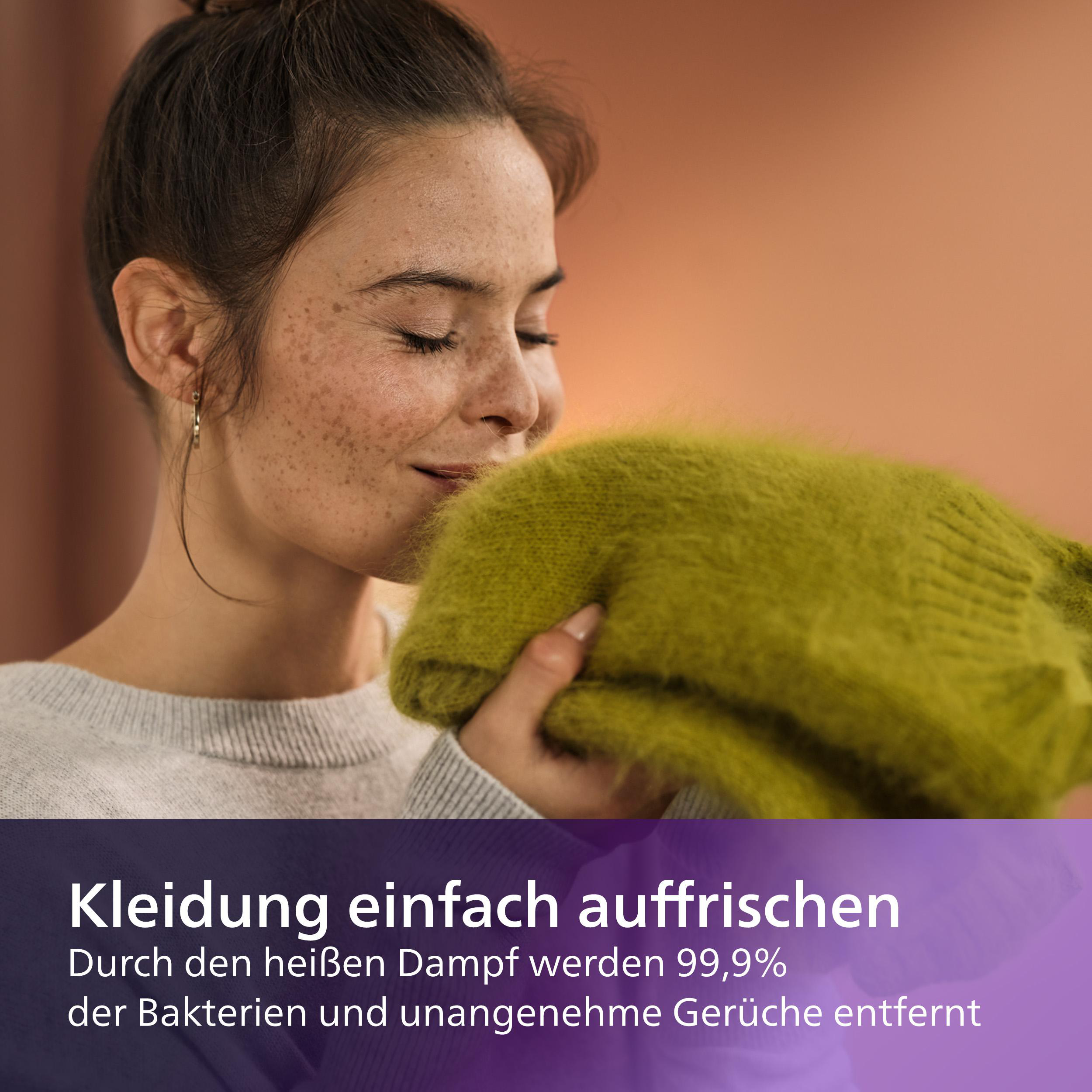 Frau riecht an grünem Pullover; Text: Kleidung auffrischen mit Dampf; pinker Hintergrund.
