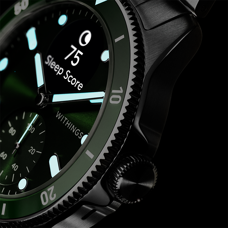 Egy fekete-zöld okosóra számlapjának közeli képe, amely 75-ös alvási pontszámot mutat.