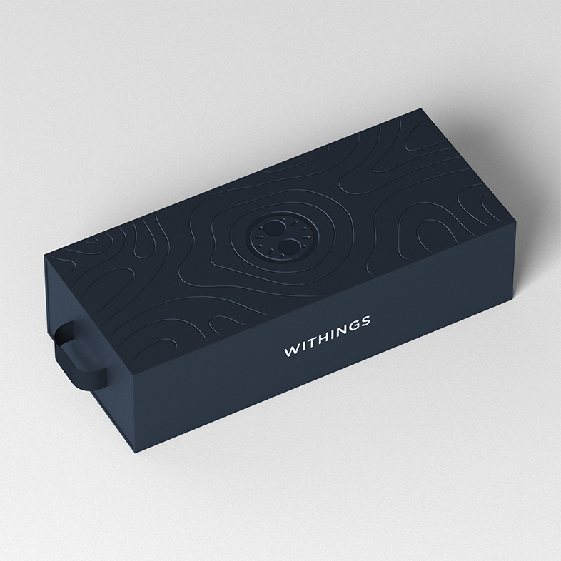 Haditengerészet kék Withings óradoboz dombornyomott dizájnnal és fogantyúval.