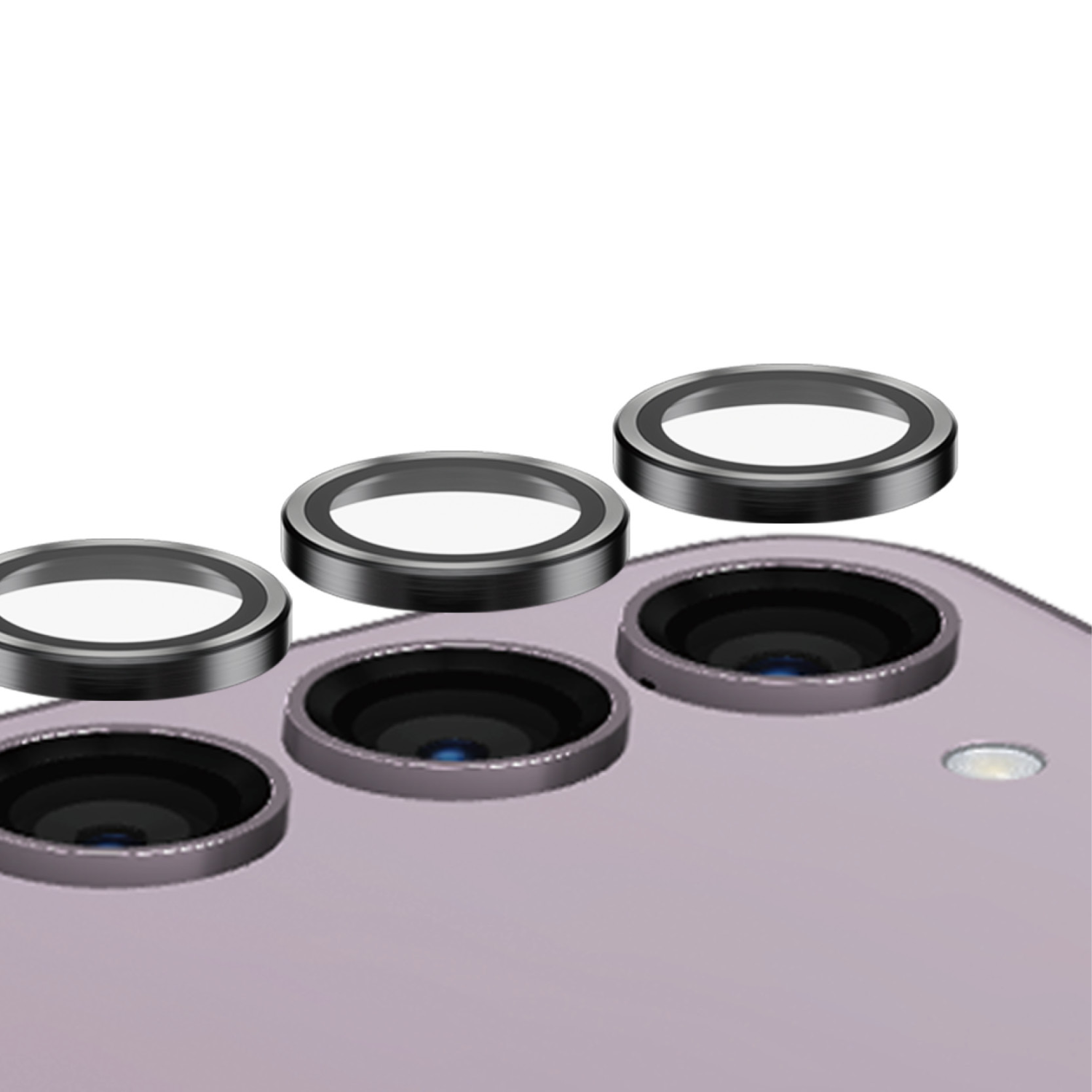 Drie zwarte cameralensbeschermers op een paarse telefoonachterkant, met een witte achtergrond.