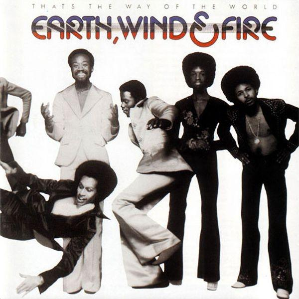 Earth, Wind & Fire albumborítója, a zenekar tagjai a 70-es évek ruháiban.