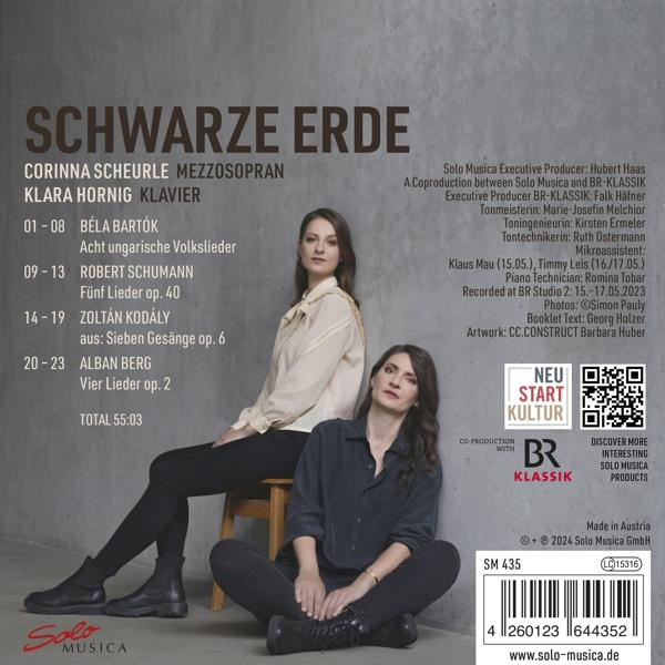 Zwei Frauen posieren für das Cover von "Schwarze Erde", mit Text und Titelliste.